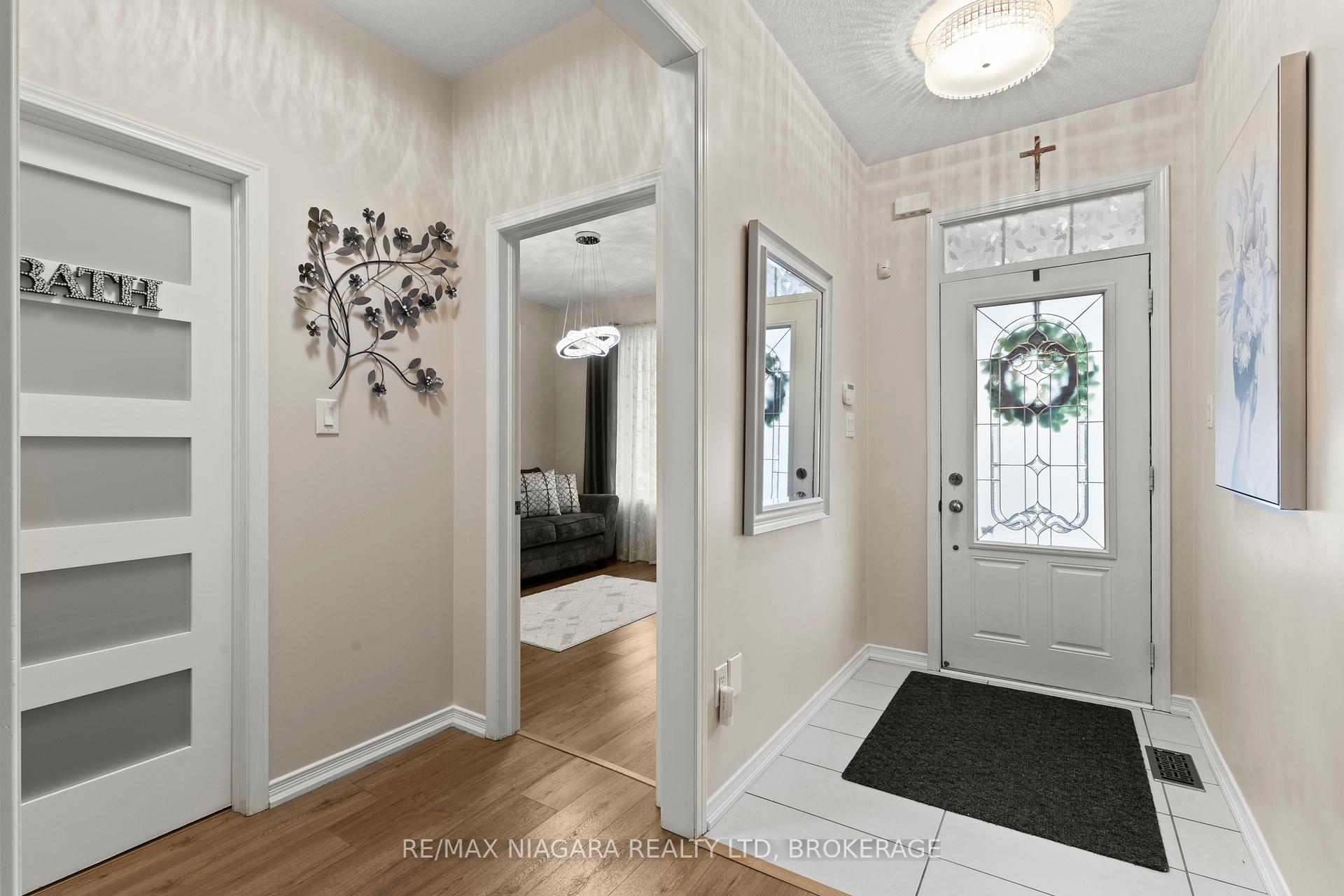 Photo 3 of 8424 Mulberry Drive, Niagara Falls, Brown — HOMEH