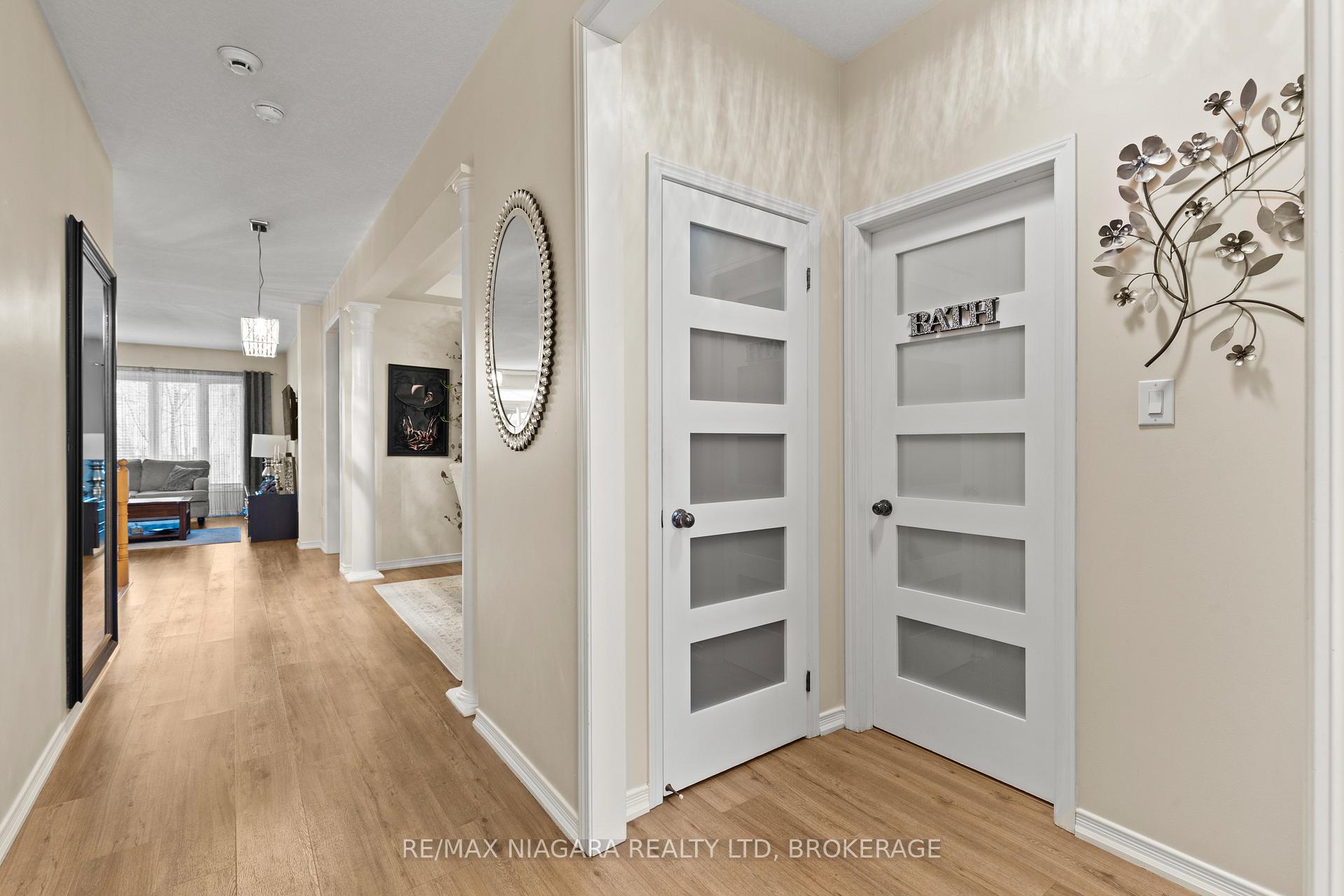Photo 4 of 8424 Mulberry Drive, Niagara Falls, Brown — HOMEH