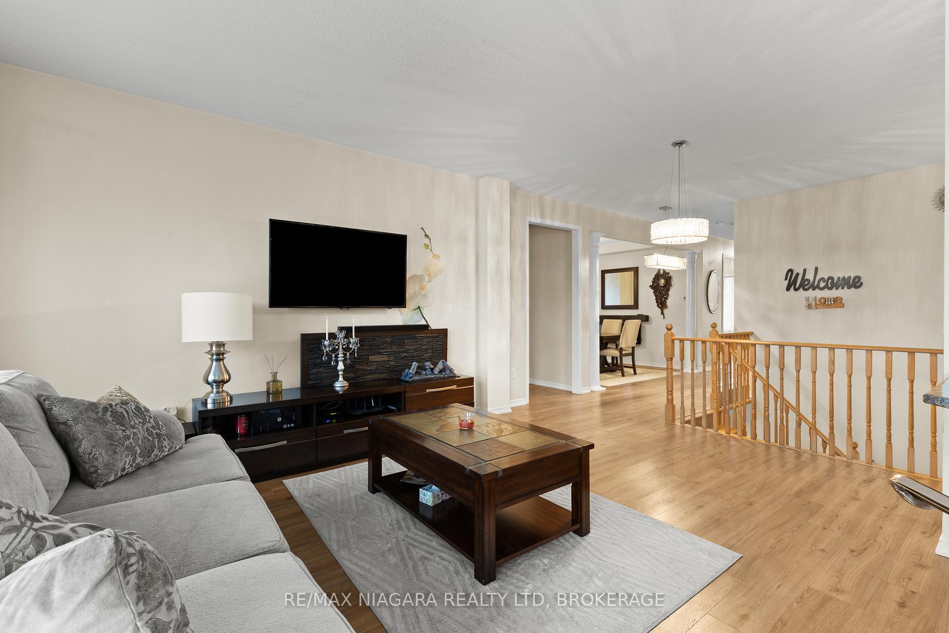 Photo 8 of 8424 Mulberry Drive, Niagara Falls, Brown — HOMEH