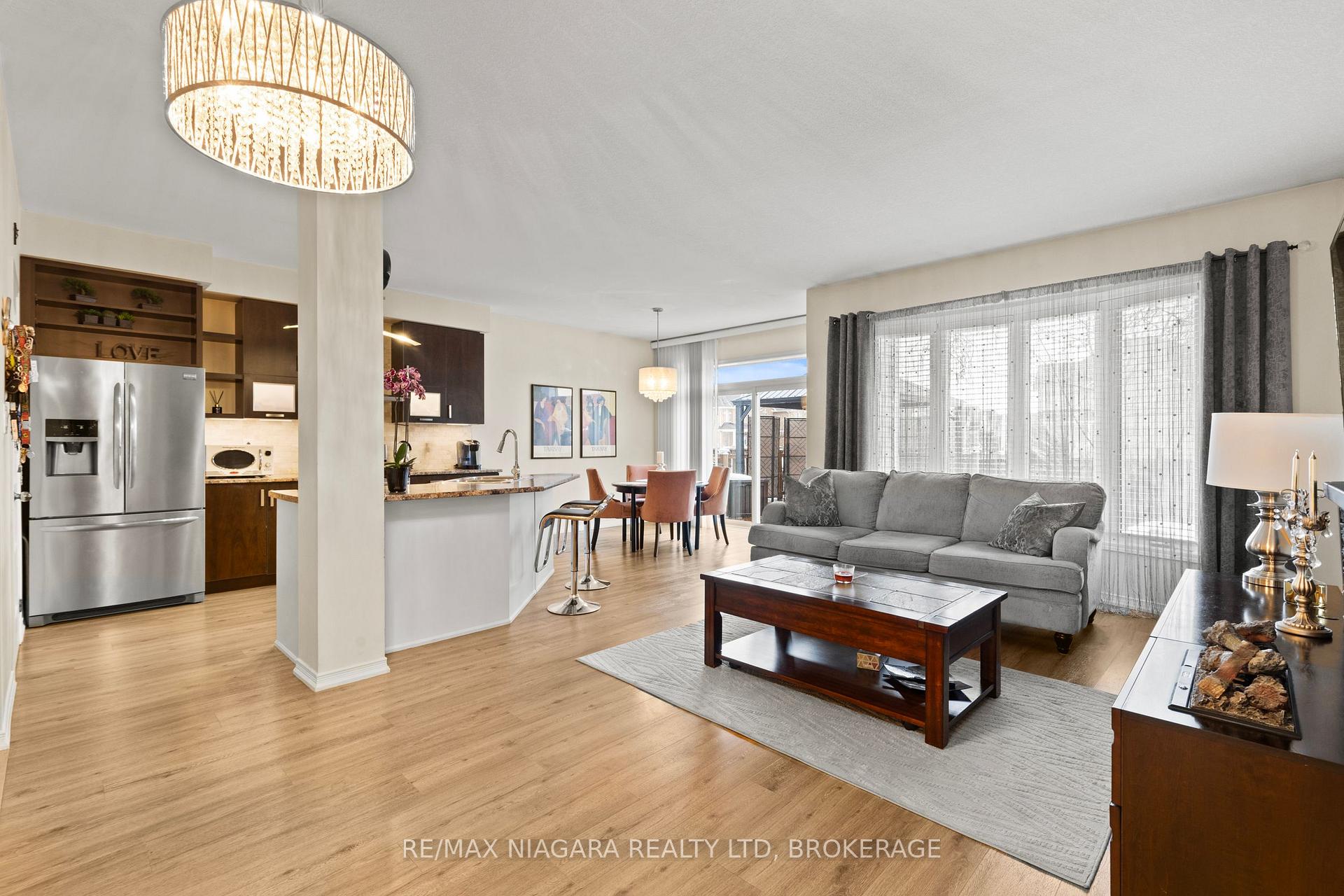 Photo 9 of 8424 Mulberry Drive, Niagara Falls, Brown — HOMEH
