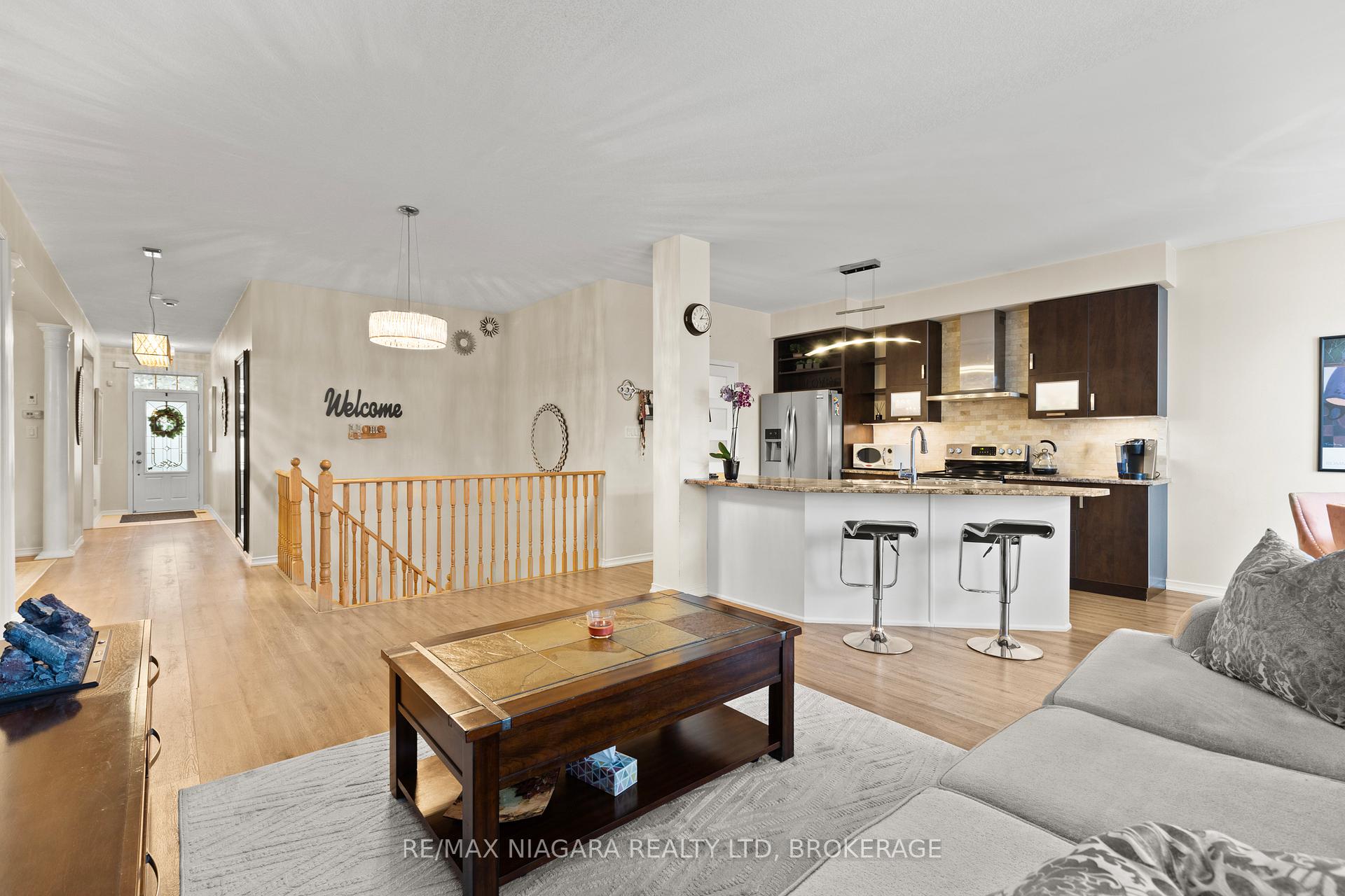 Photo 10 of 8424 Mulberry Drive, Niagara Falls, Brown — HOMEH