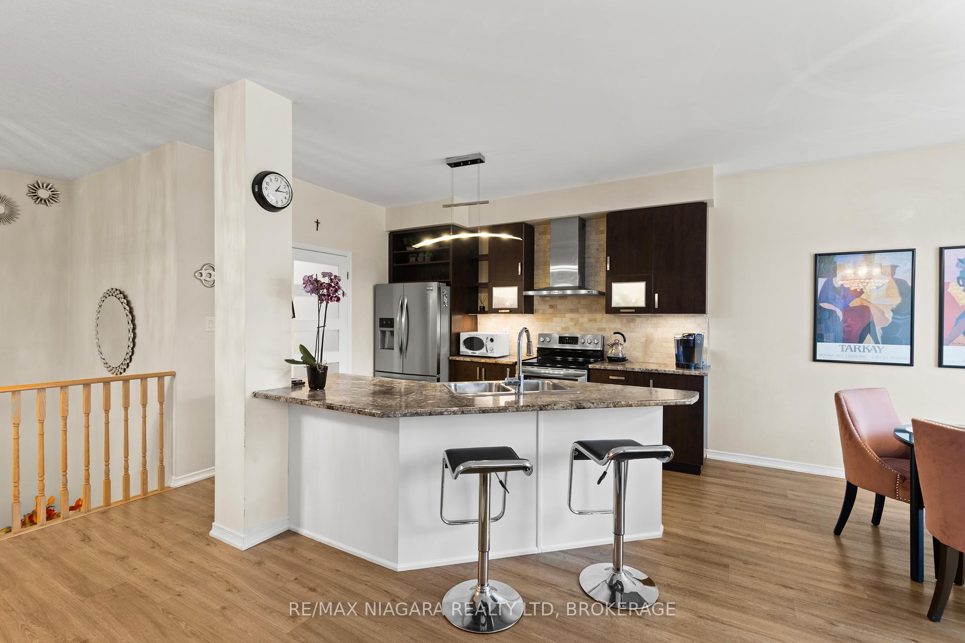 Photo 11 of 8424 Mulberry Drive, Niagara Falls, Brown — HOMEH