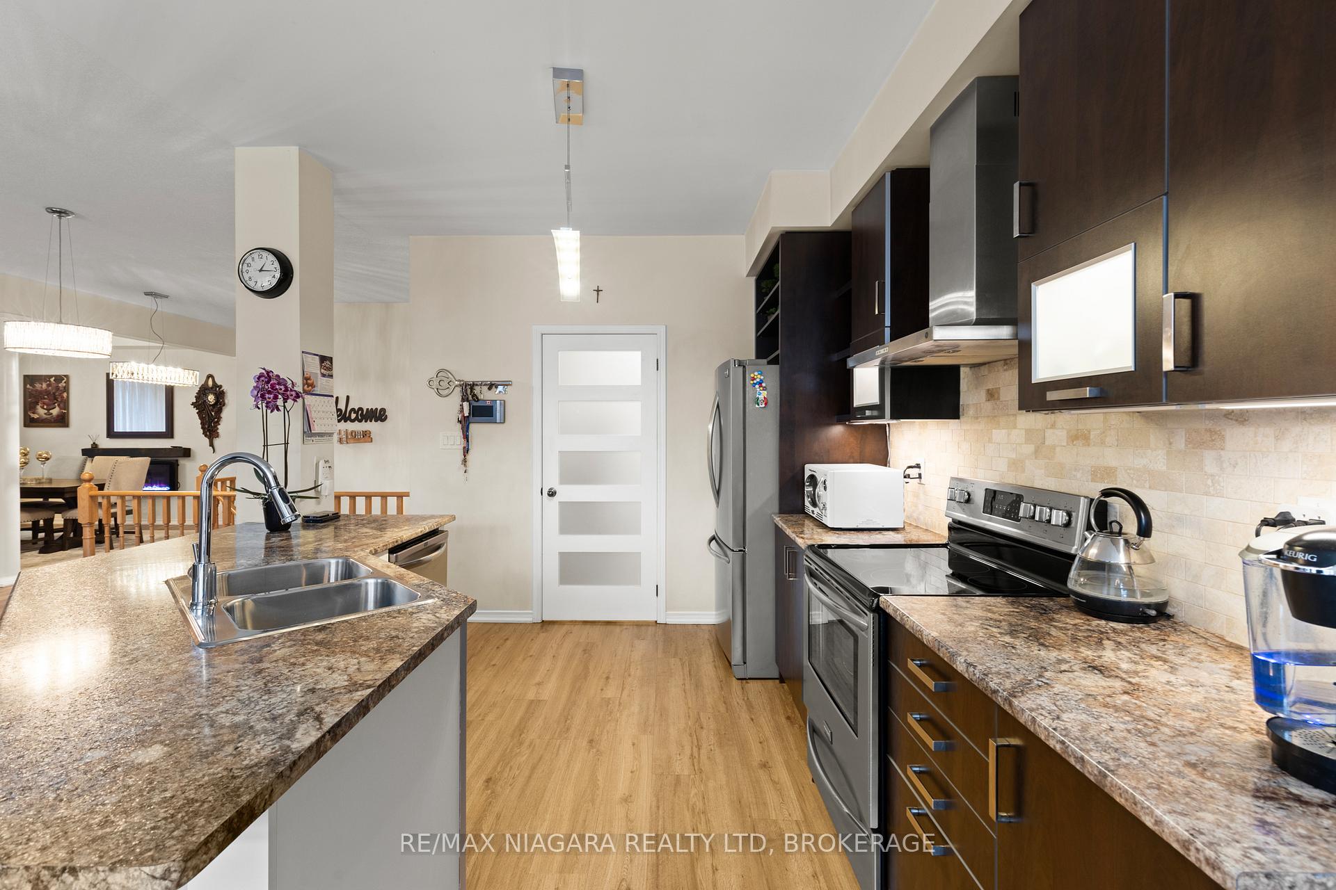 Photo 12 of 8424 Mulberry Drive, Niagara Falls, Brown — HOMEH