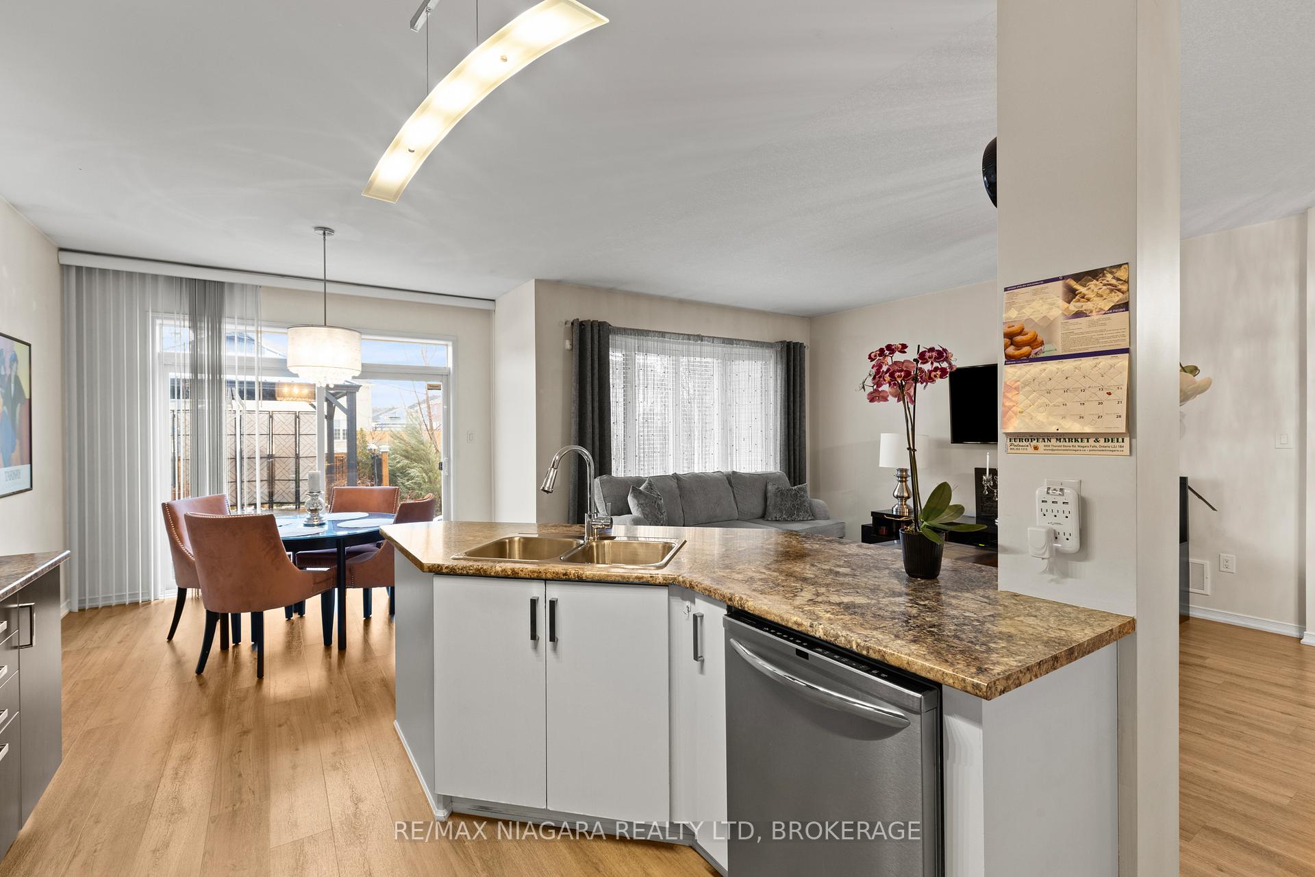 Photo 13 of 8424 Mulberry Drive, Niagara Falls, Brown — HOMEH