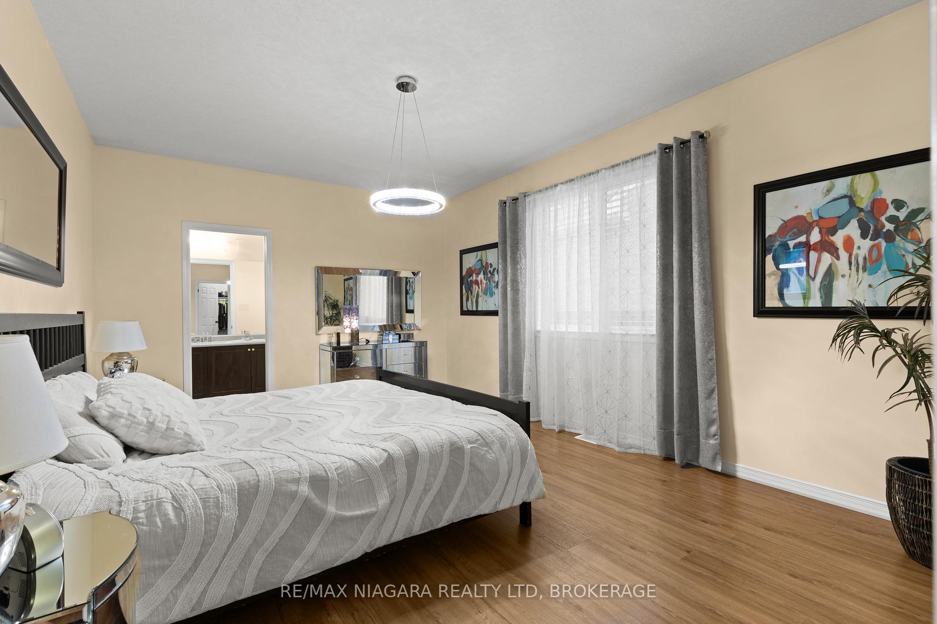 Photo 15 of 8424 Mulberry Drive, Niagara Falls, Brown — HOMEH