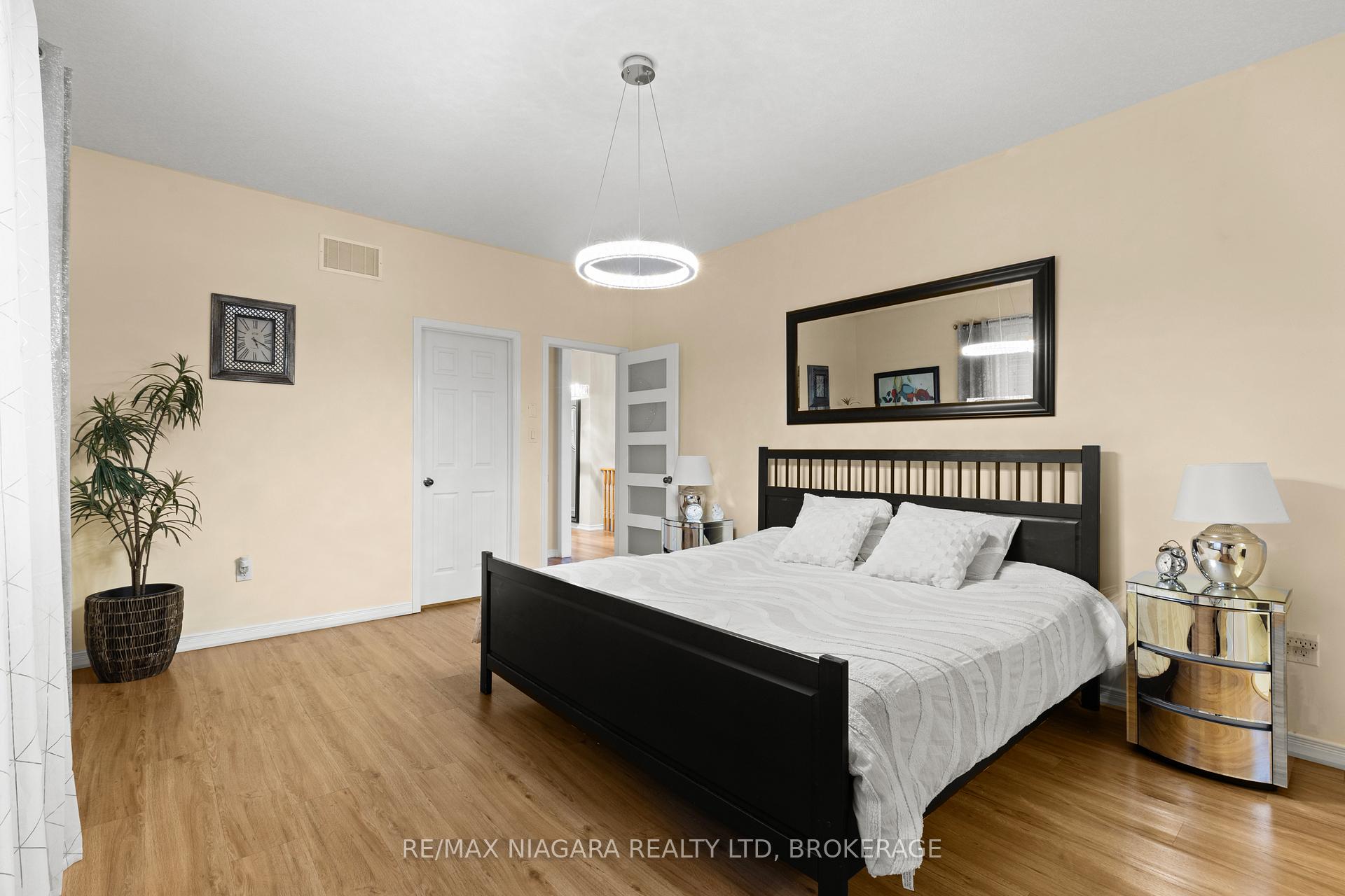 Photo 16 of 8424 Mulberry Drive, Niagara Falls, Brown — HOMEH