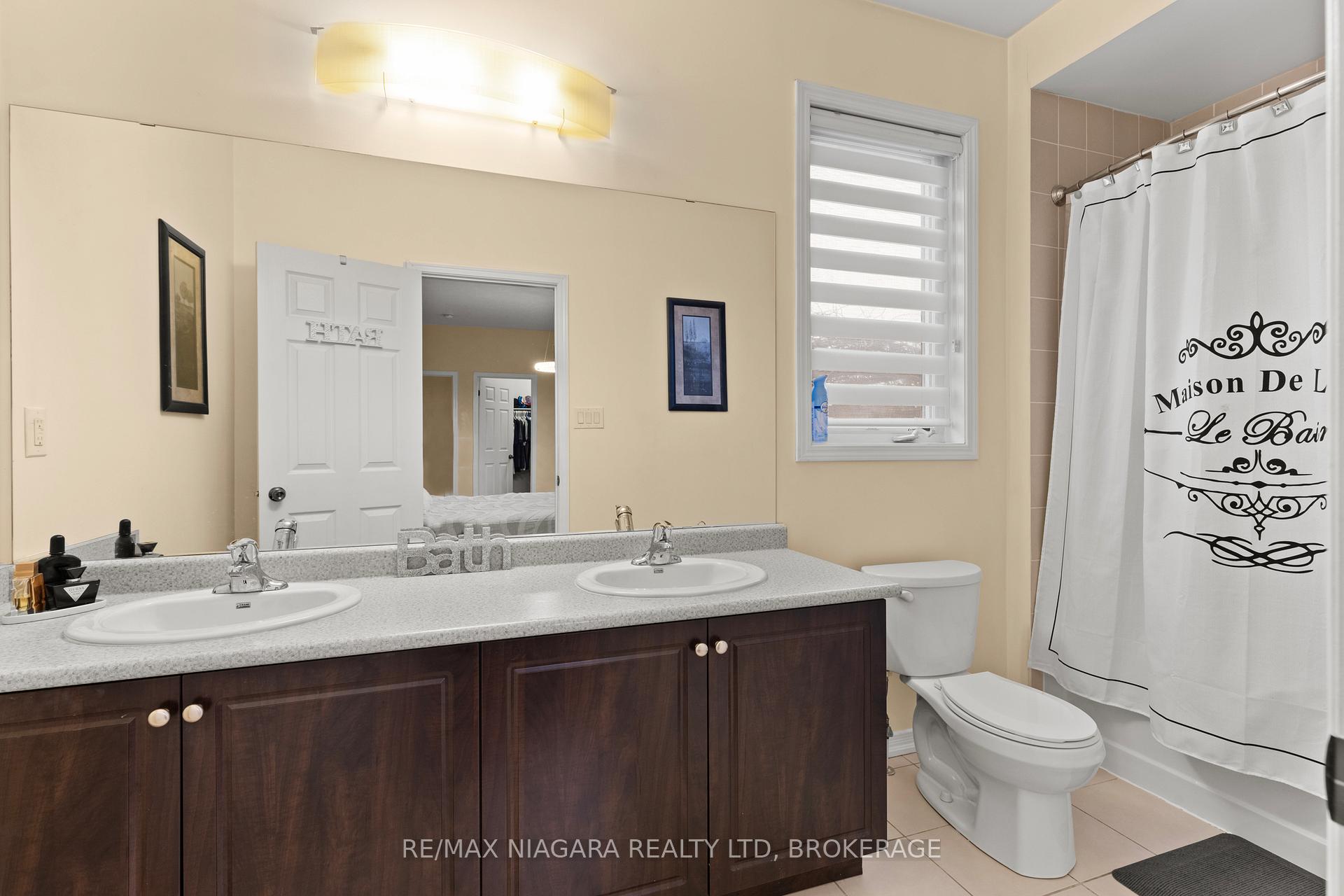 Photo 17 of 8424 Mulberry Drive, Niagara Falls, Brown — HOMEH