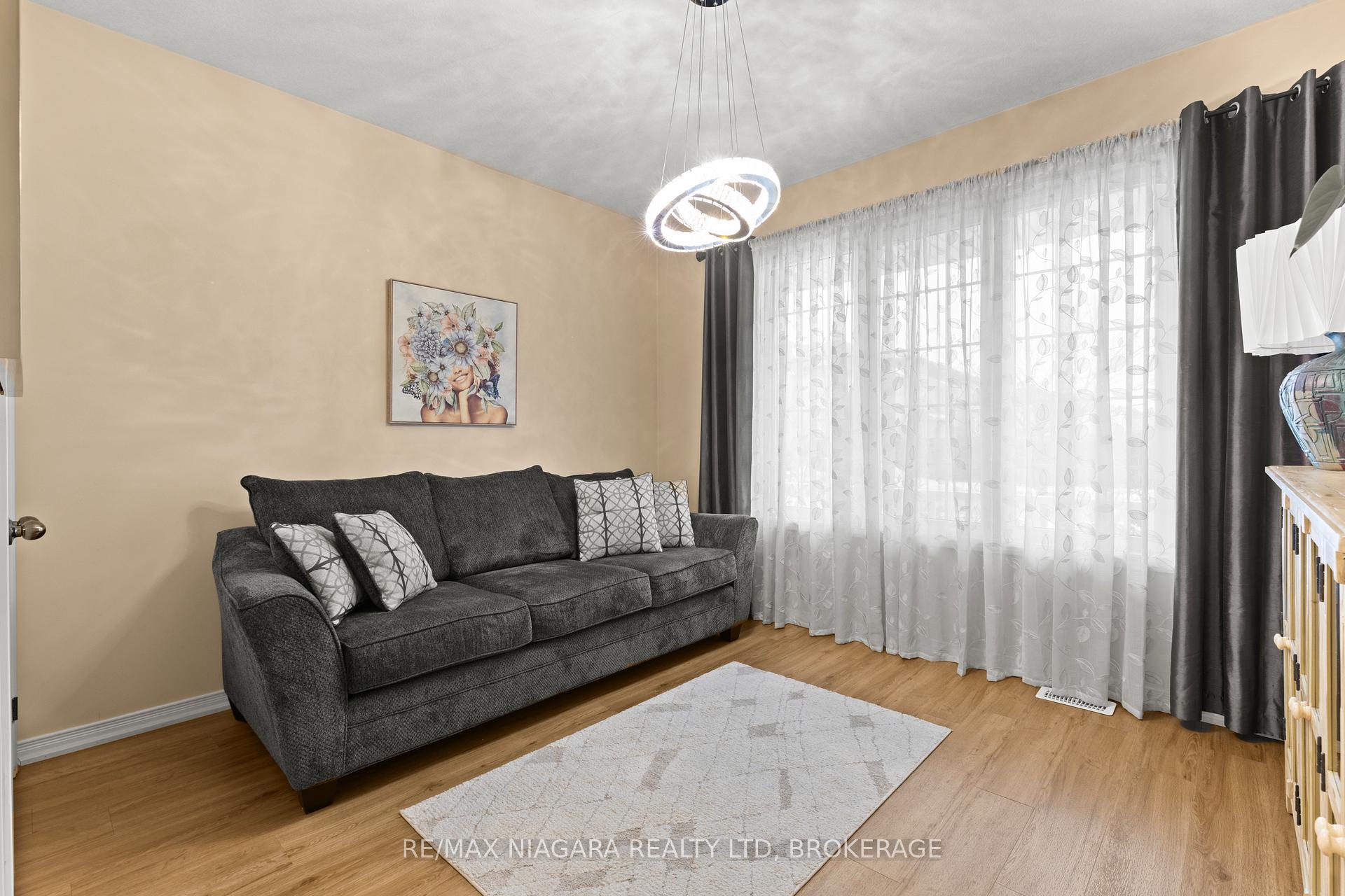 Photo 18 of 8424 Mulberry Drive, Niagara Falls, Brown — HOMEH