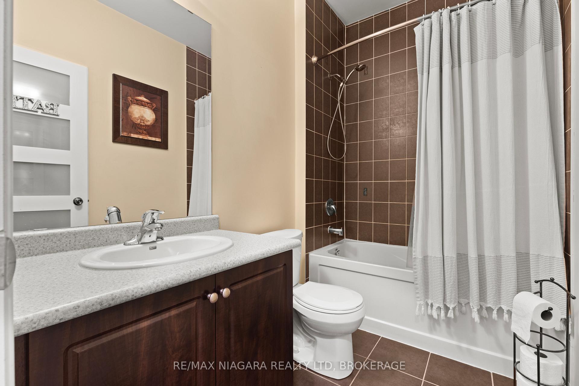 Photo 19 of 8424 Mulberry Drive, Niagara Falls, Brown — HOMEH