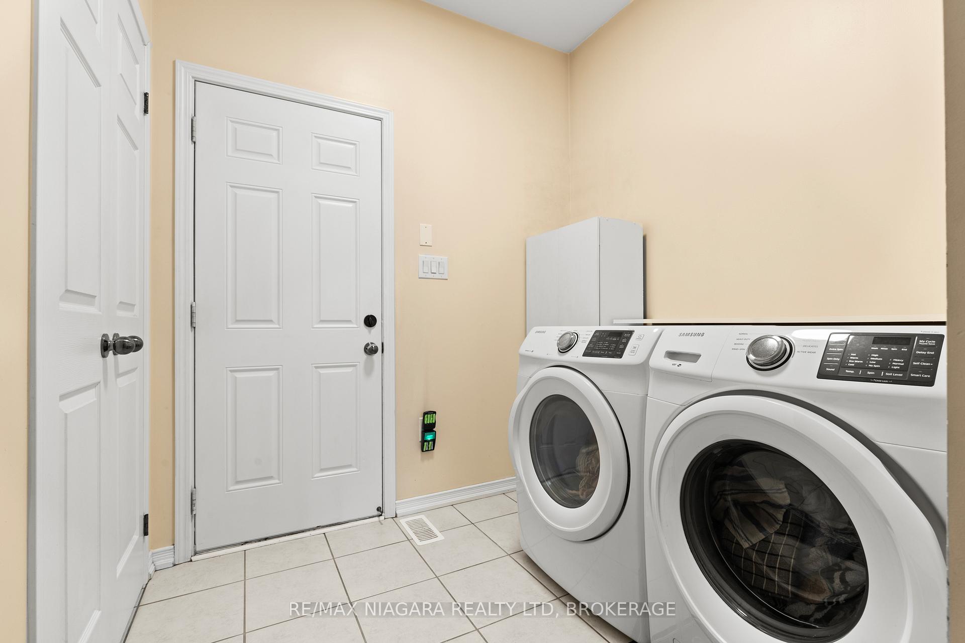 Photo 20 of 8424 Mulberry Drive, Niagara Falls, Brown — HOMEH