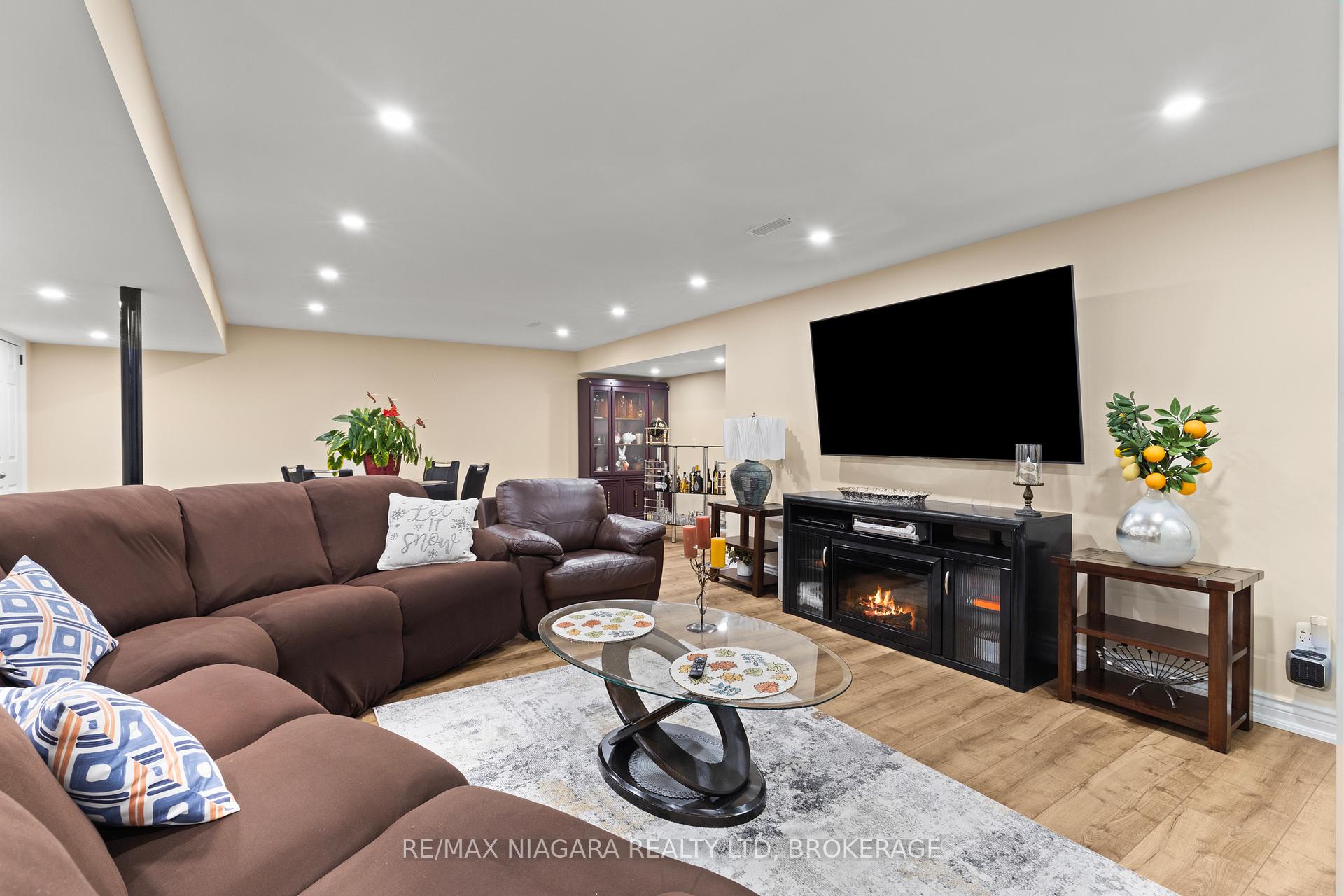 Photo 21 of 8424 Mulberry Drive, Niagara Falls, Brown — HOMEH