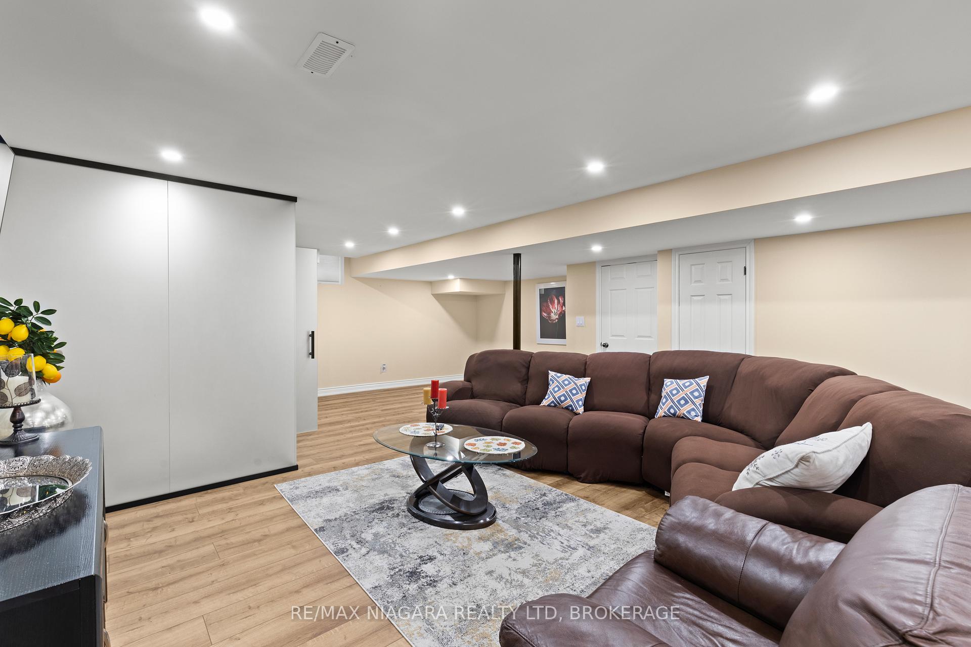 Photo 22 of 8424 Mulberry Drive, Niagara Falls, Brown — HOMEH