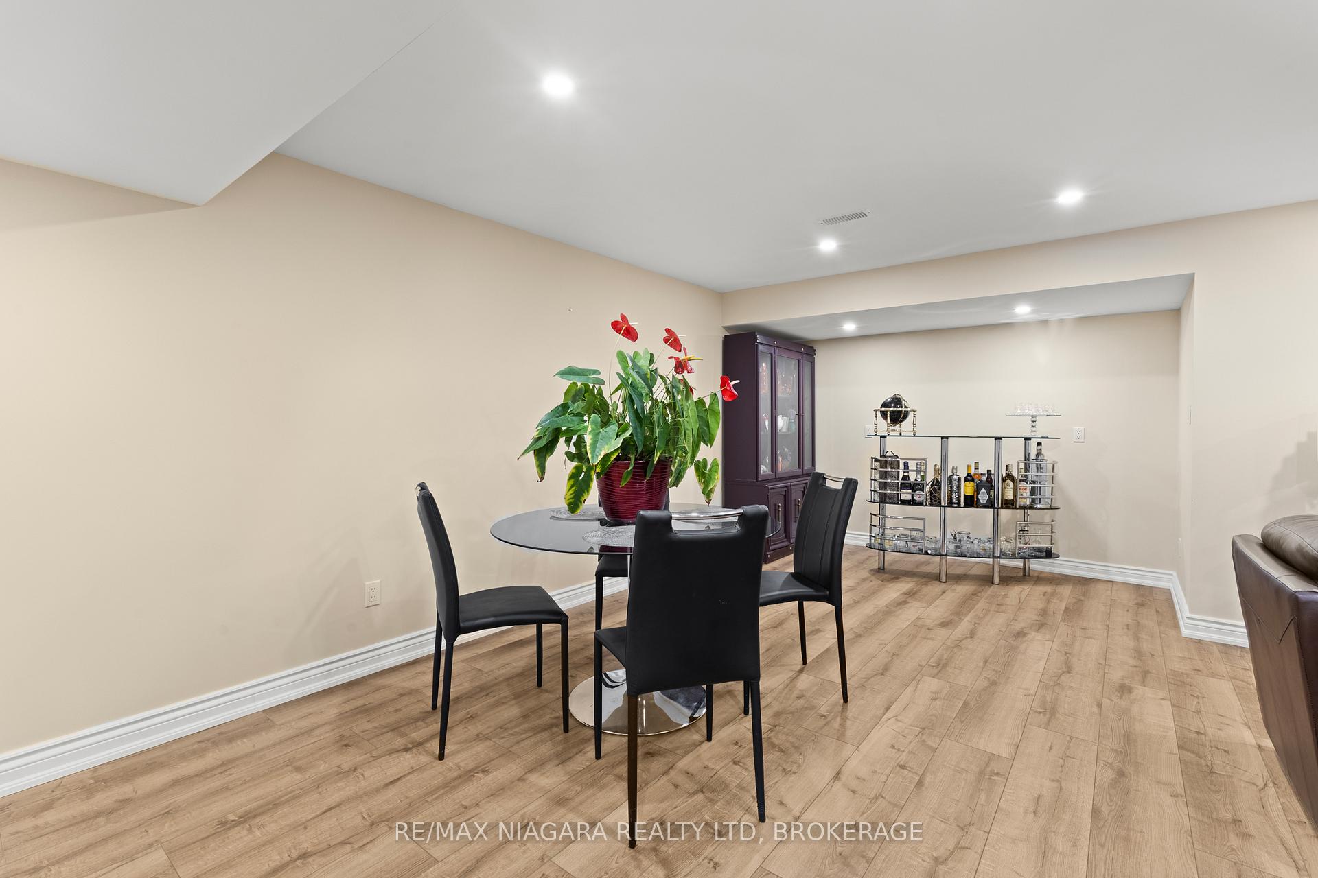 Photo 23 of 8424 Mulberry Drive, Niagara Falls, Brown — HOMEH