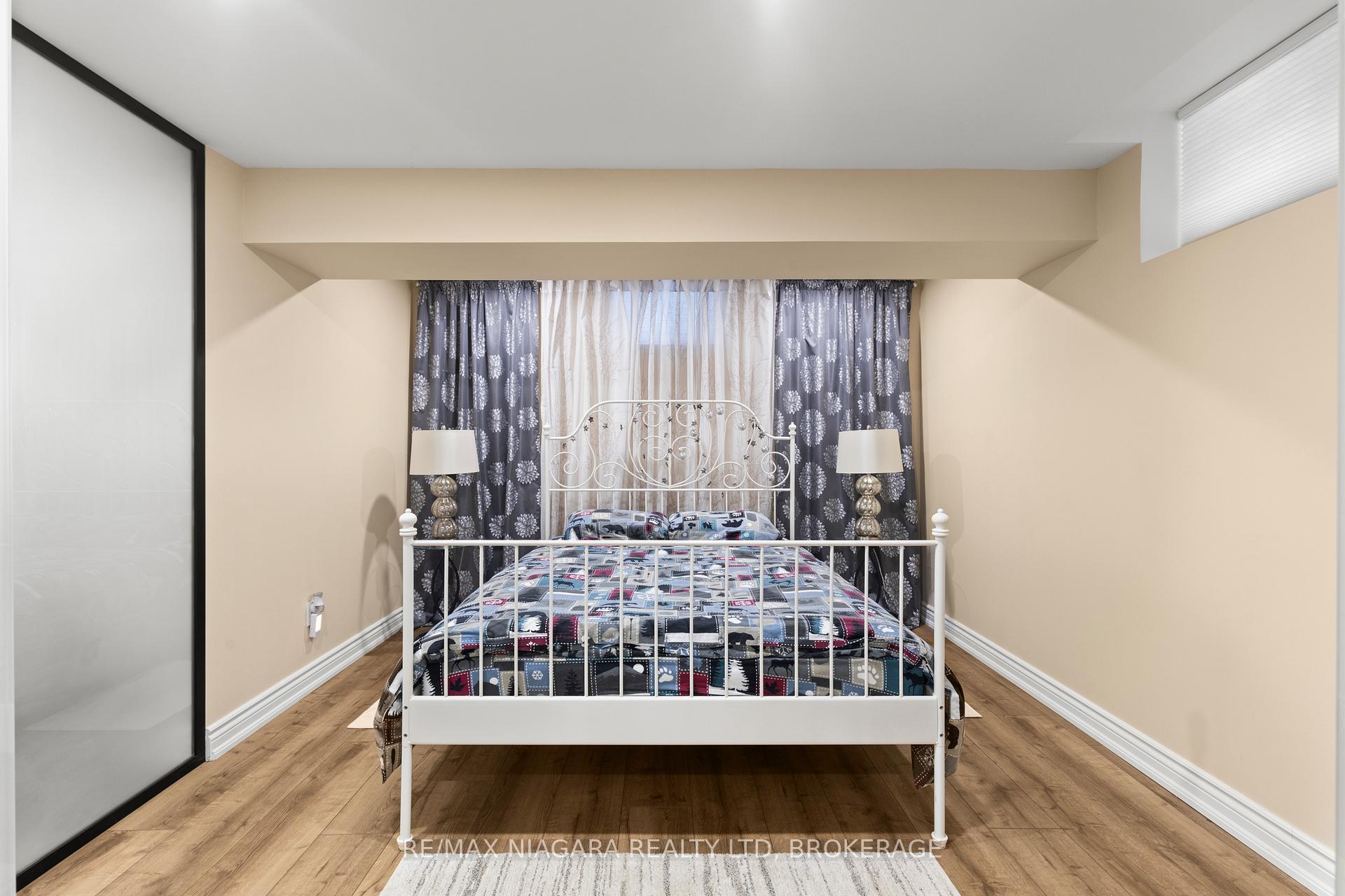 Photo 24 of 8424 Mulberry Drive, Niagara Falls, Brown — HOMEH