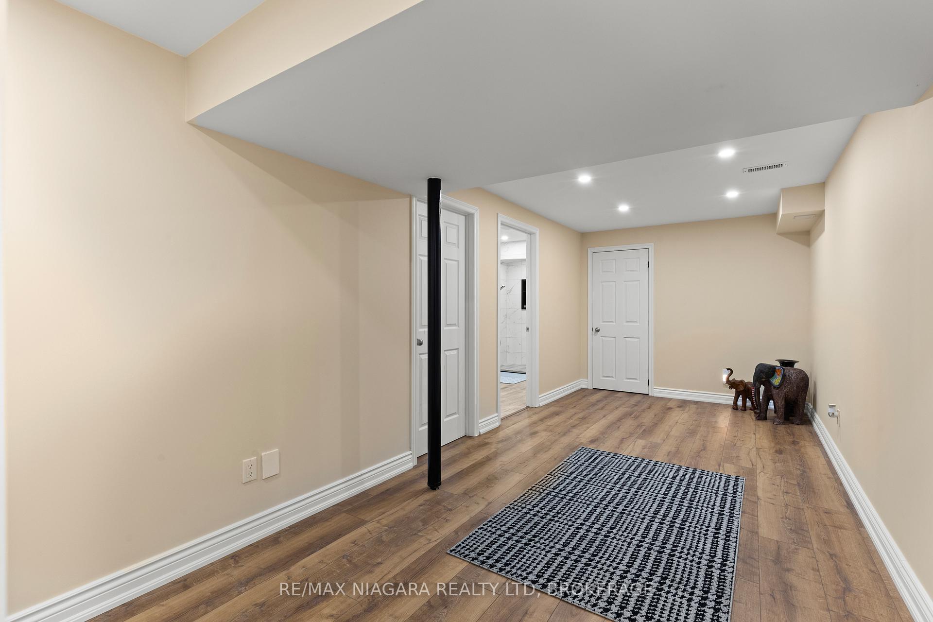 Photo 25 of 8424 Mulberry Drive, Niagara Falls, Brown — HOMEH