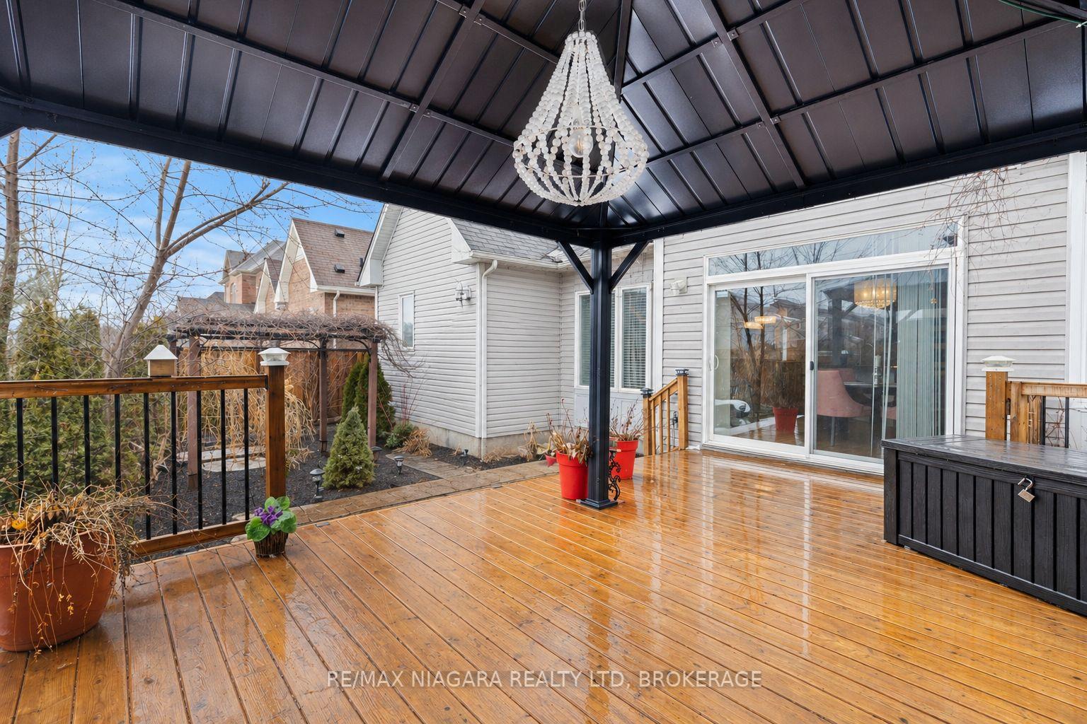 Photo 27 of 8424 Mulberry Drive, Niagara Falls, Brown — HOMEH