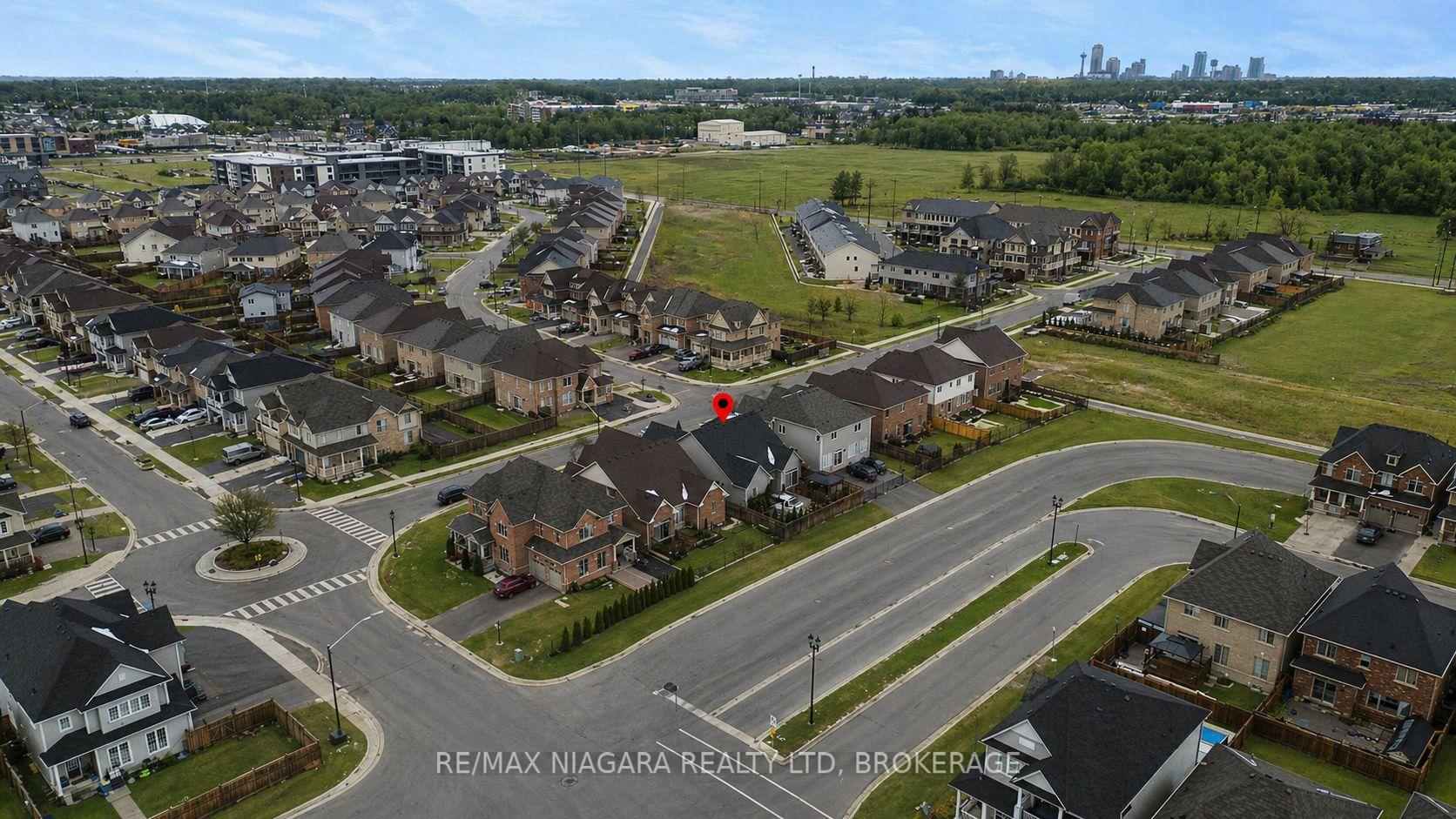 Photo 35 of 8424 Mulberry Drive, Niagara Falls, Brown — HOMEH