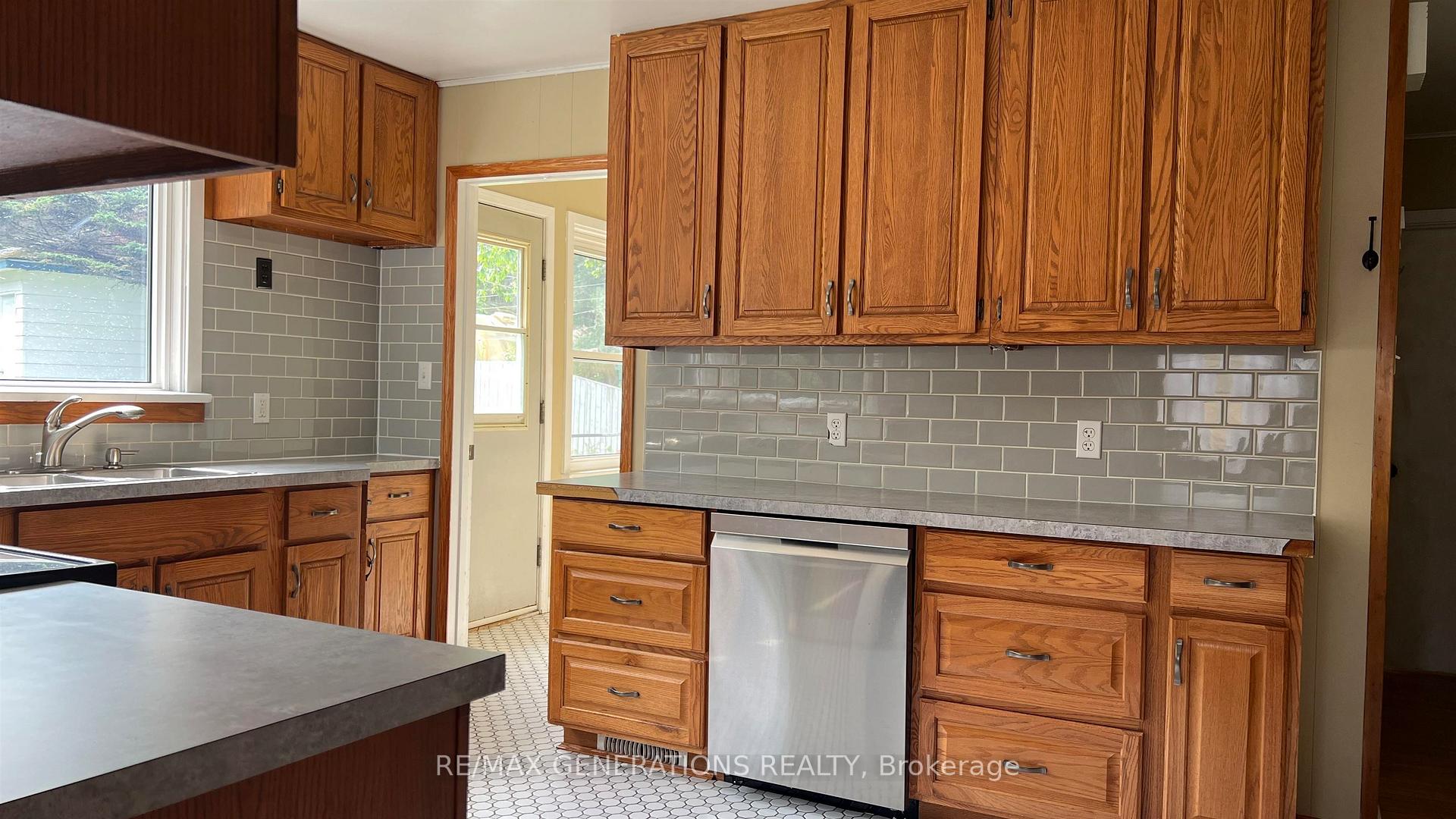 Photo 5 of 15 Sund Crescent, Marathon — HOMEH