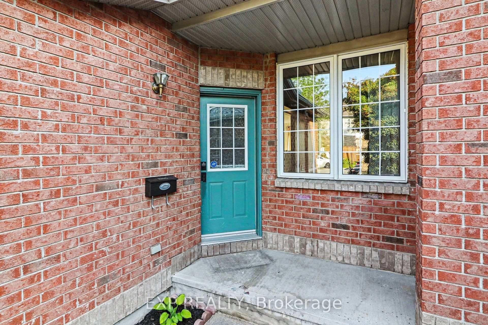Photo 2 of 203 Duntroon Circle, Ottawa, Hunt Club Park/Greenboro — HOMEH