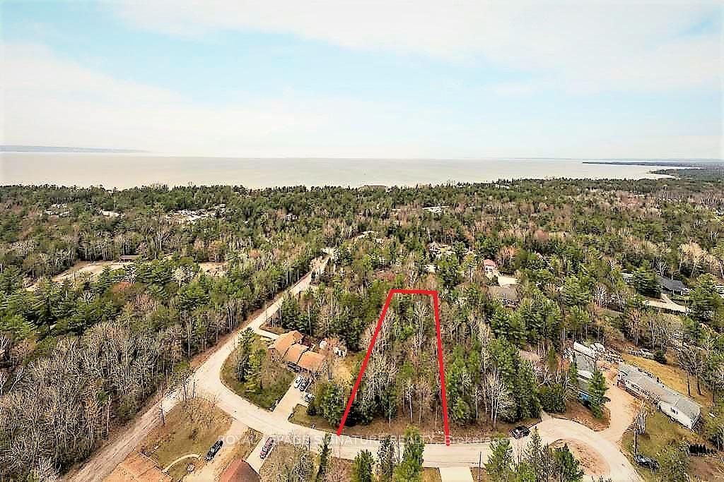 Photo 2 of 4 Nida Crescent, Wasaga Beach — HOMEH
