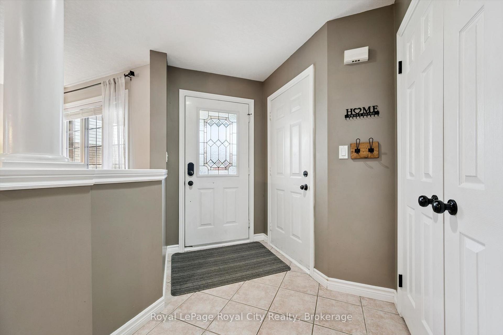 Photo 5 of 17 Carroll Crescent, Guelph, Clairfields/Hanlon Business Park — HOMEH