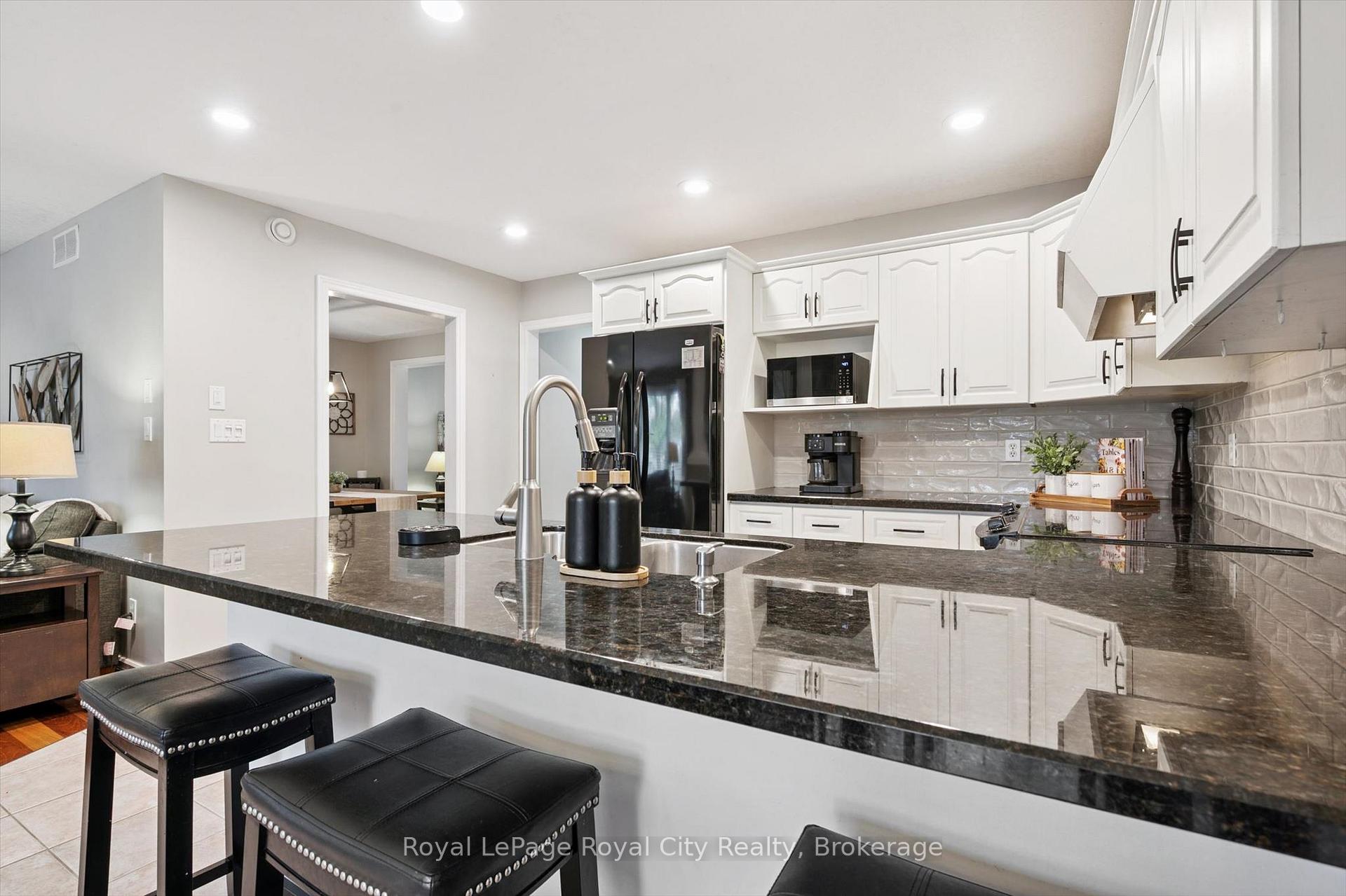 Photo 14 of 17 Carroll Crescent, Guelph, Clairfields/Hanlon Business Park — HOMEH