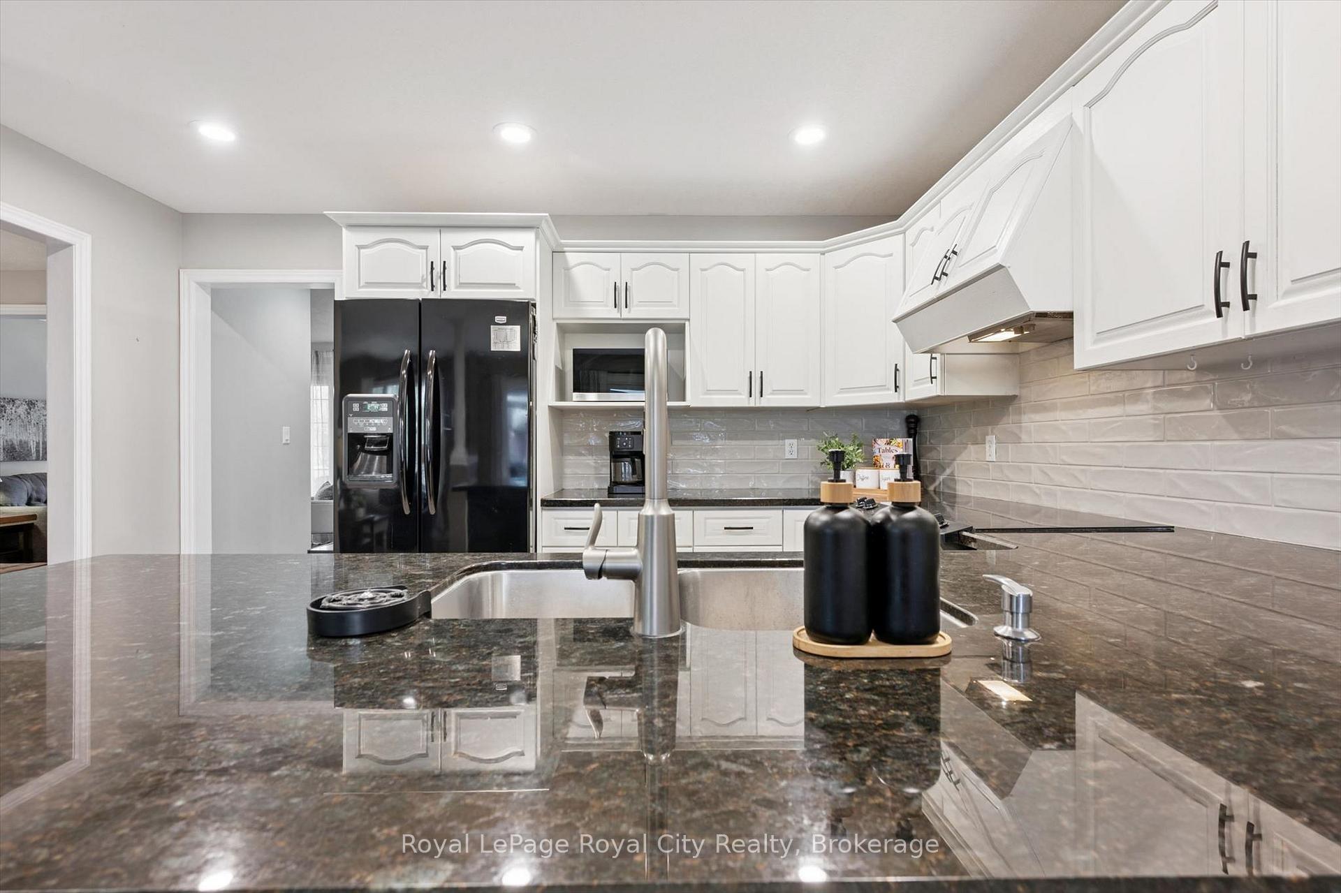 Photo 15 of 17 Carroll Crescent, Guelph, Clairfields/Hanlon Business Park — HOMEH
