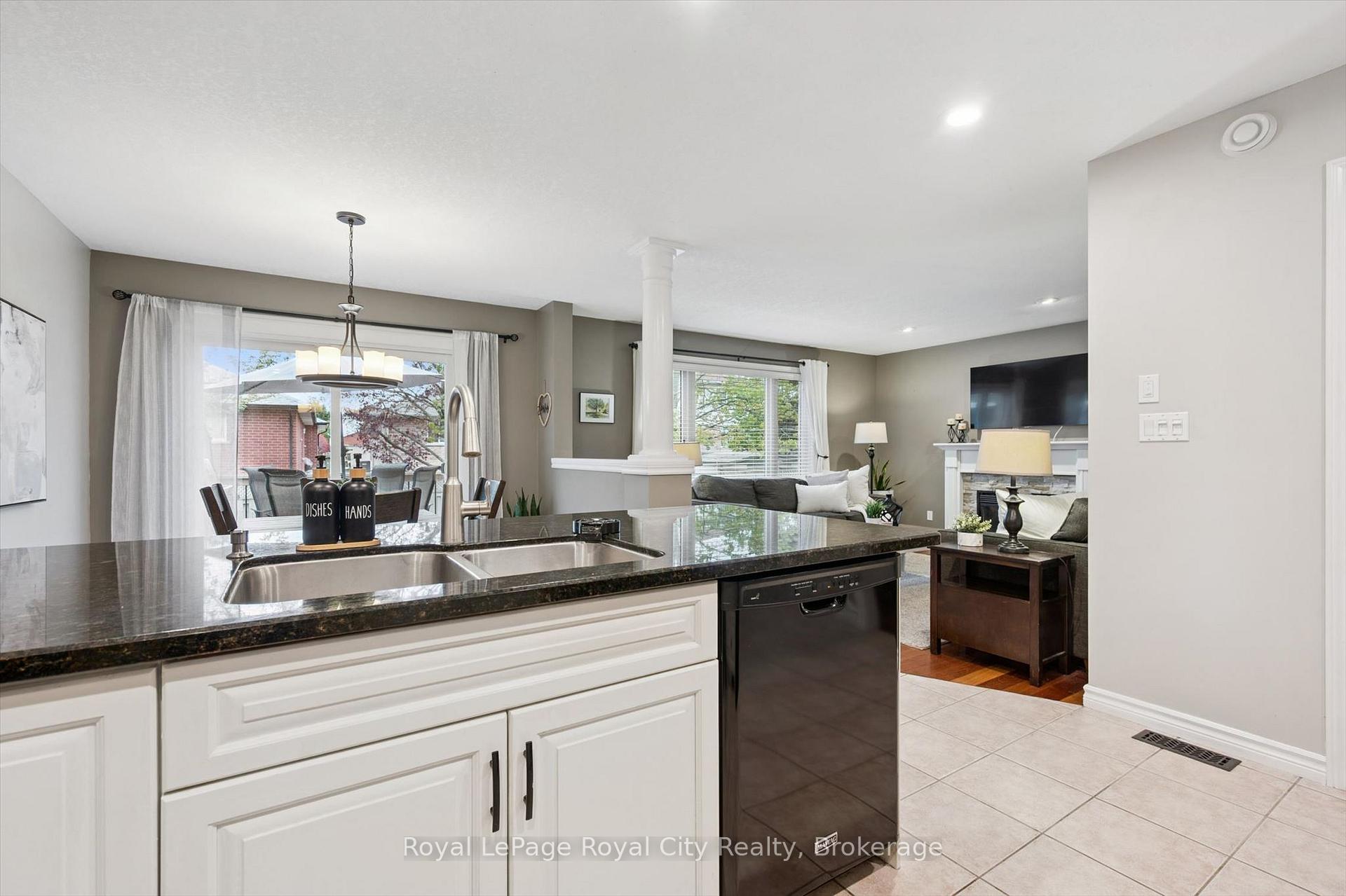 Photo 16 of 17 Carroll Crescent, Guelph, Clairfields/Hanlon Business Park — HOMEH