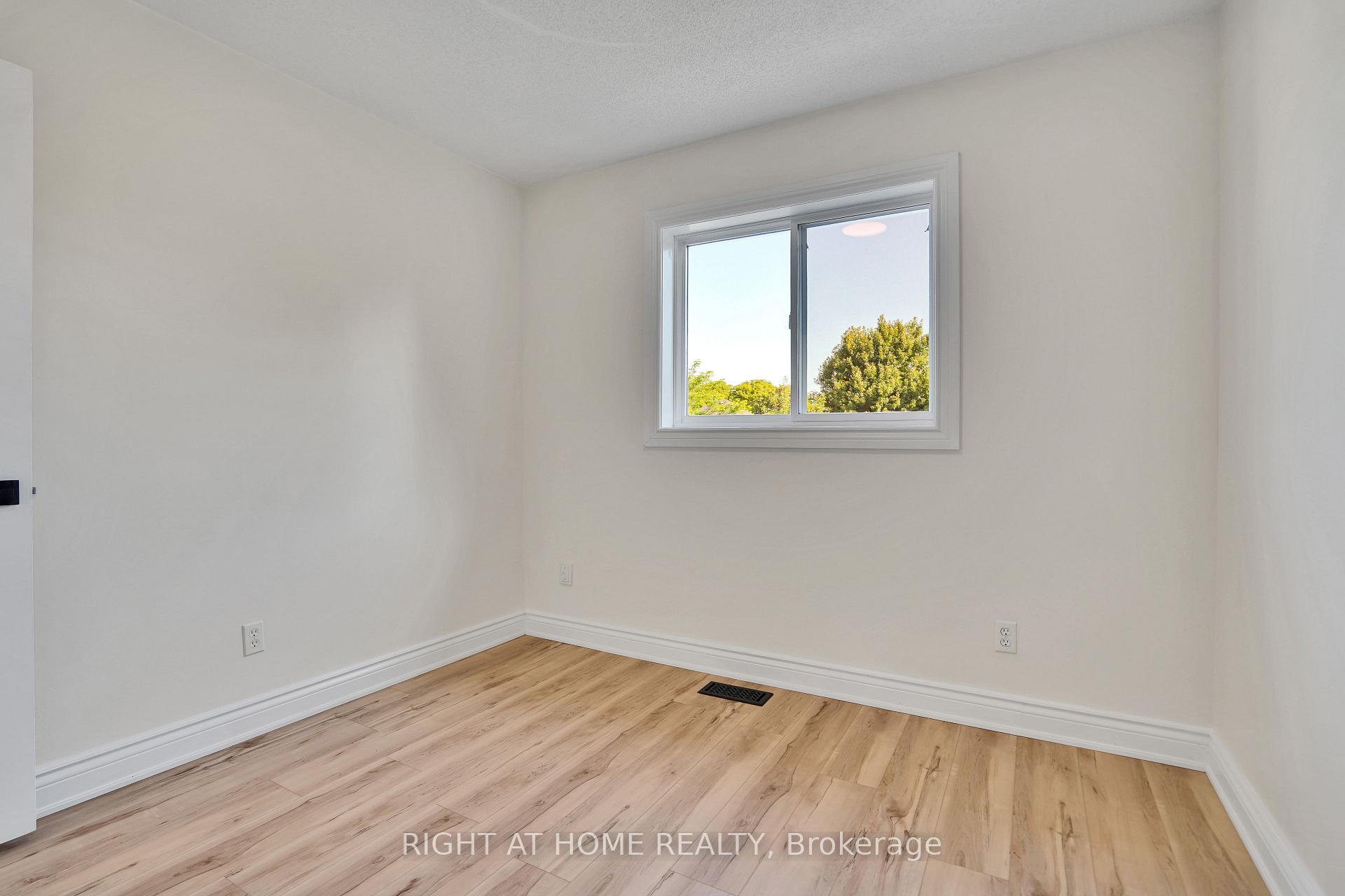 Photo 29 of 224 Hilltop Drive, North Dumfries, Ayr — HOMEH