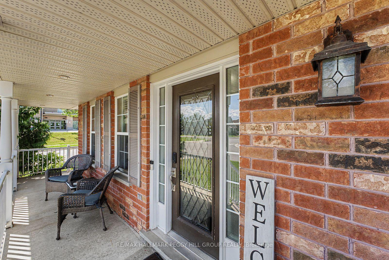 Photo 2 of 16 Blackbird Lane, Barrie, 400 West — HOMEH