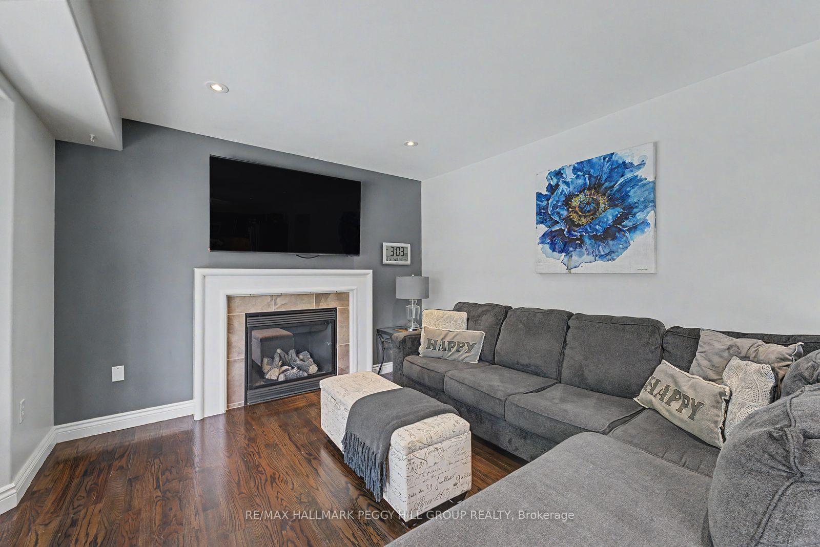 Photo 8 of 16 Blackbird Lane, Barrie, 400 West — HOMEH