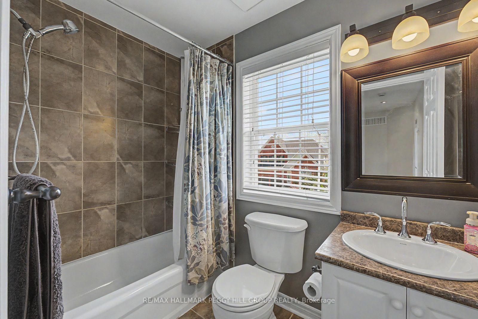 Photo 17 of 16 Blackbird Lane, Barrie, 400 West — HOMEH