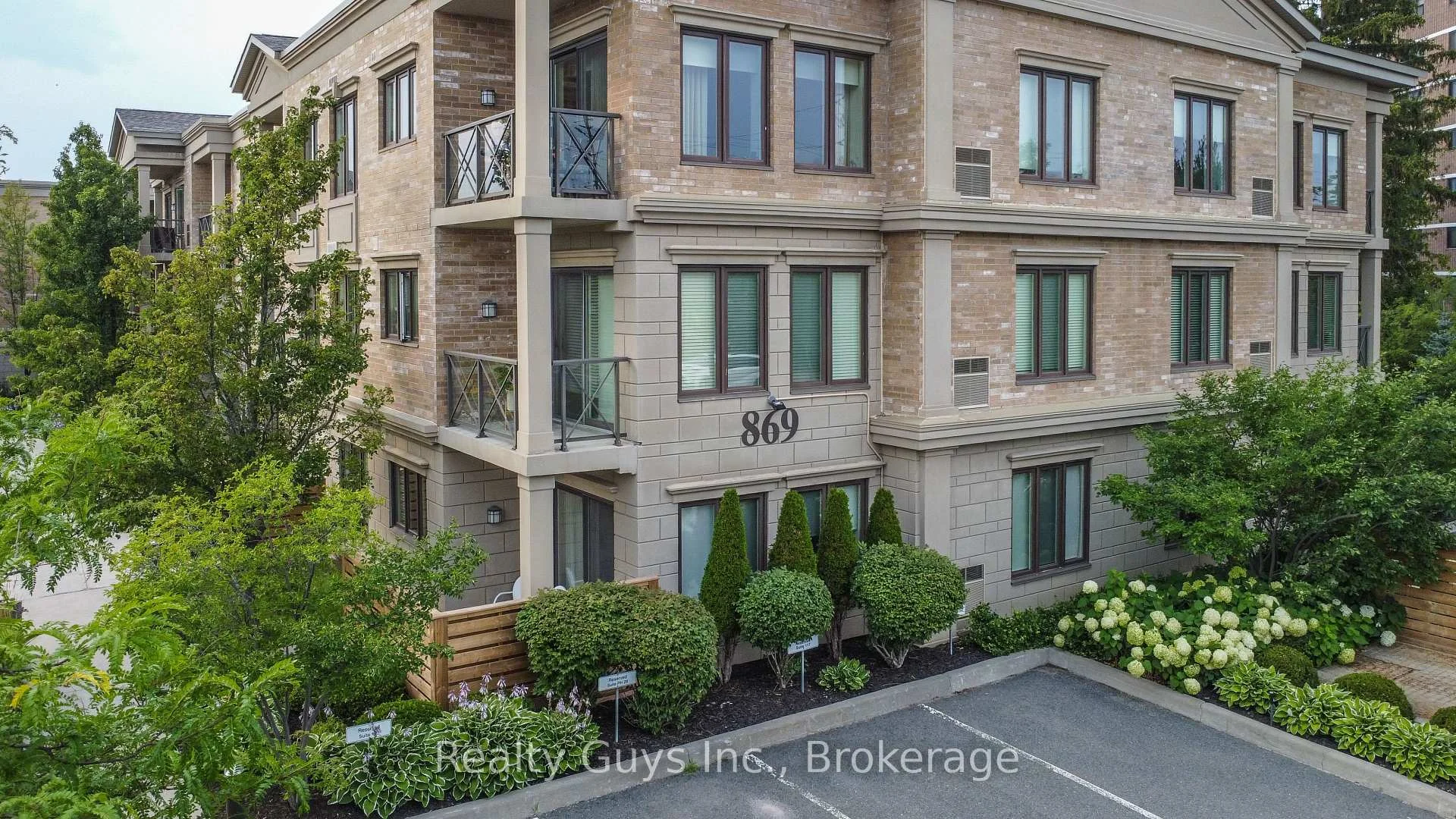 Front of Unit 116, 869 Clonsilla Avenue