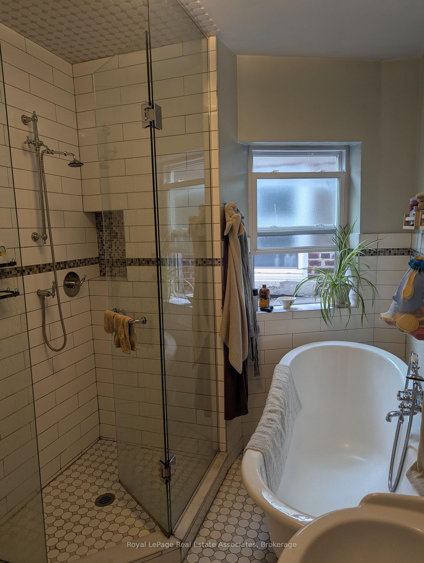 Photo 8 of Unit Mn&2nd, 52 Ashdale Avenue, Toronto, Greenwood-Coxwell — HOMEH