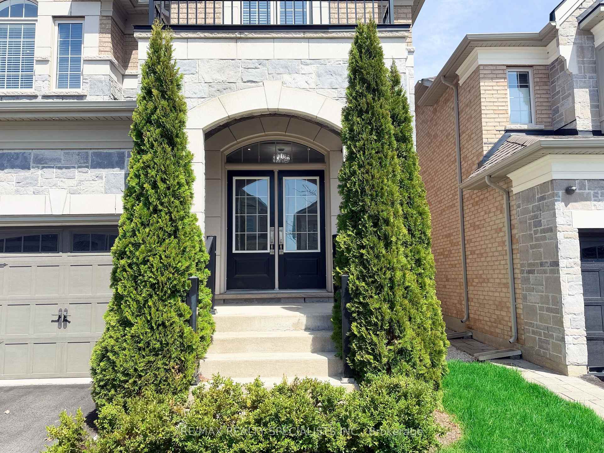 Photo 2 of 19 Dancing Waters Road, Brampton, Bram West — HOMEH