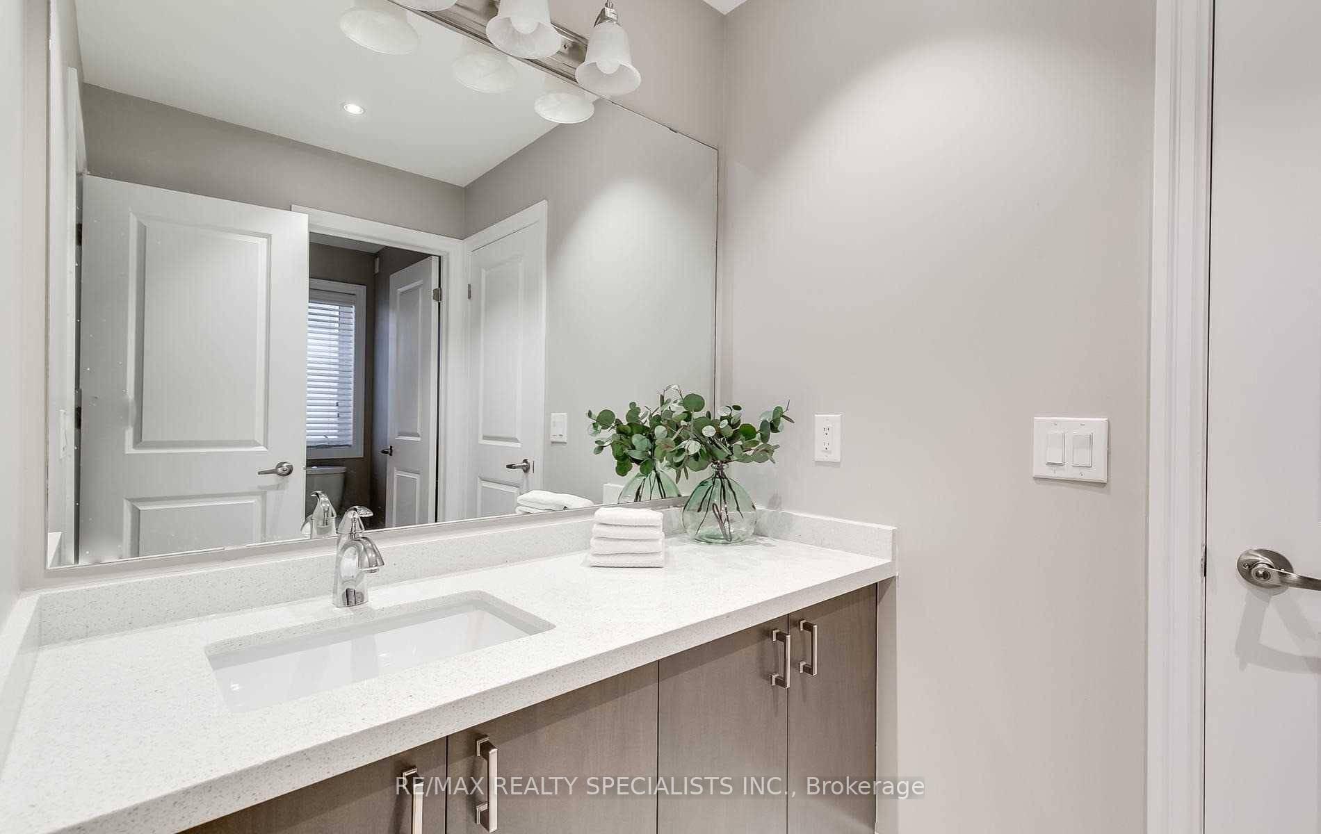 Photo 16 of 19 Dancing Waters Road, Brampton, Bram West — HOMEH
