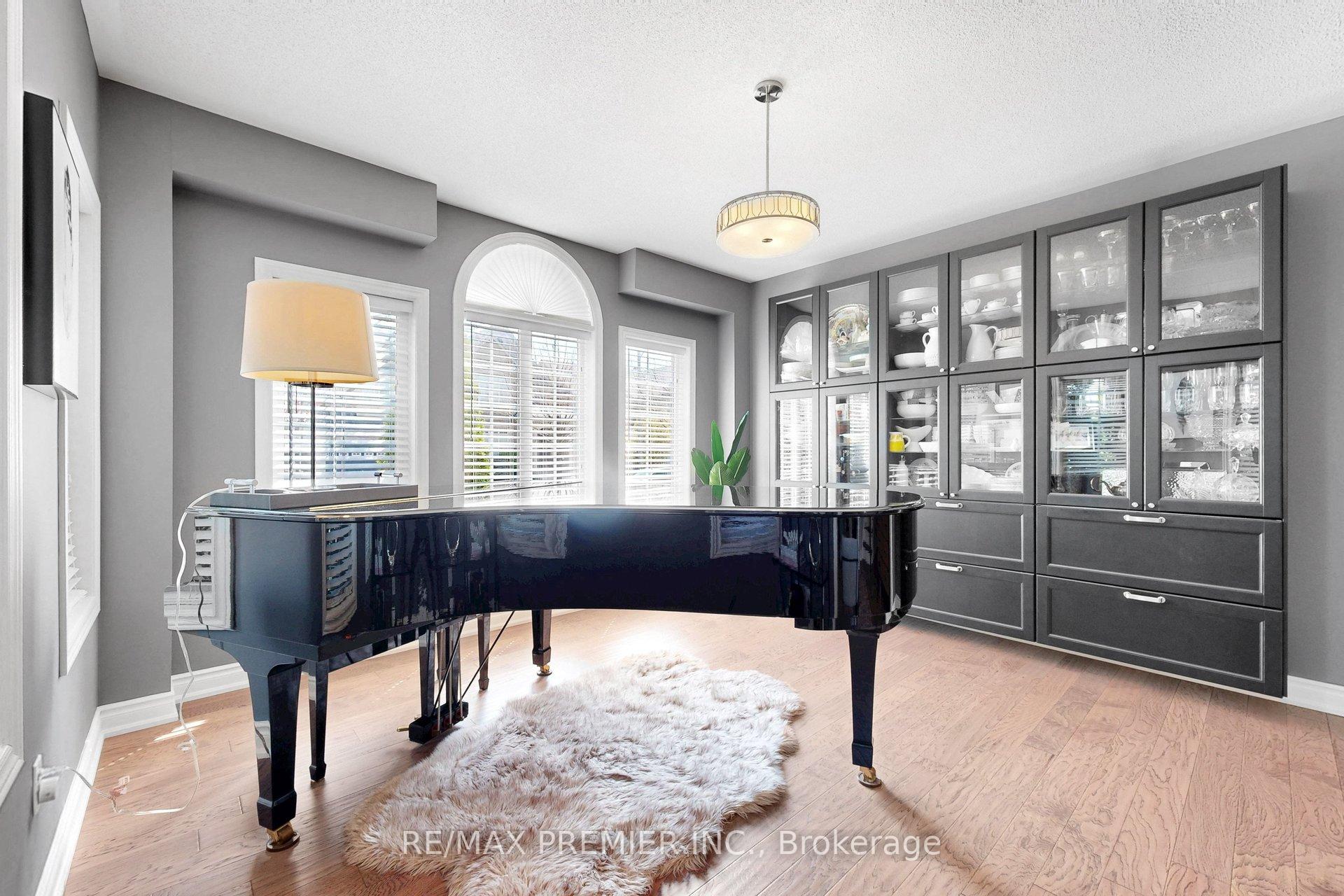 Photo 5 of 124 Kingsview Drive, Vaughan, Vellore Village — HOMEH