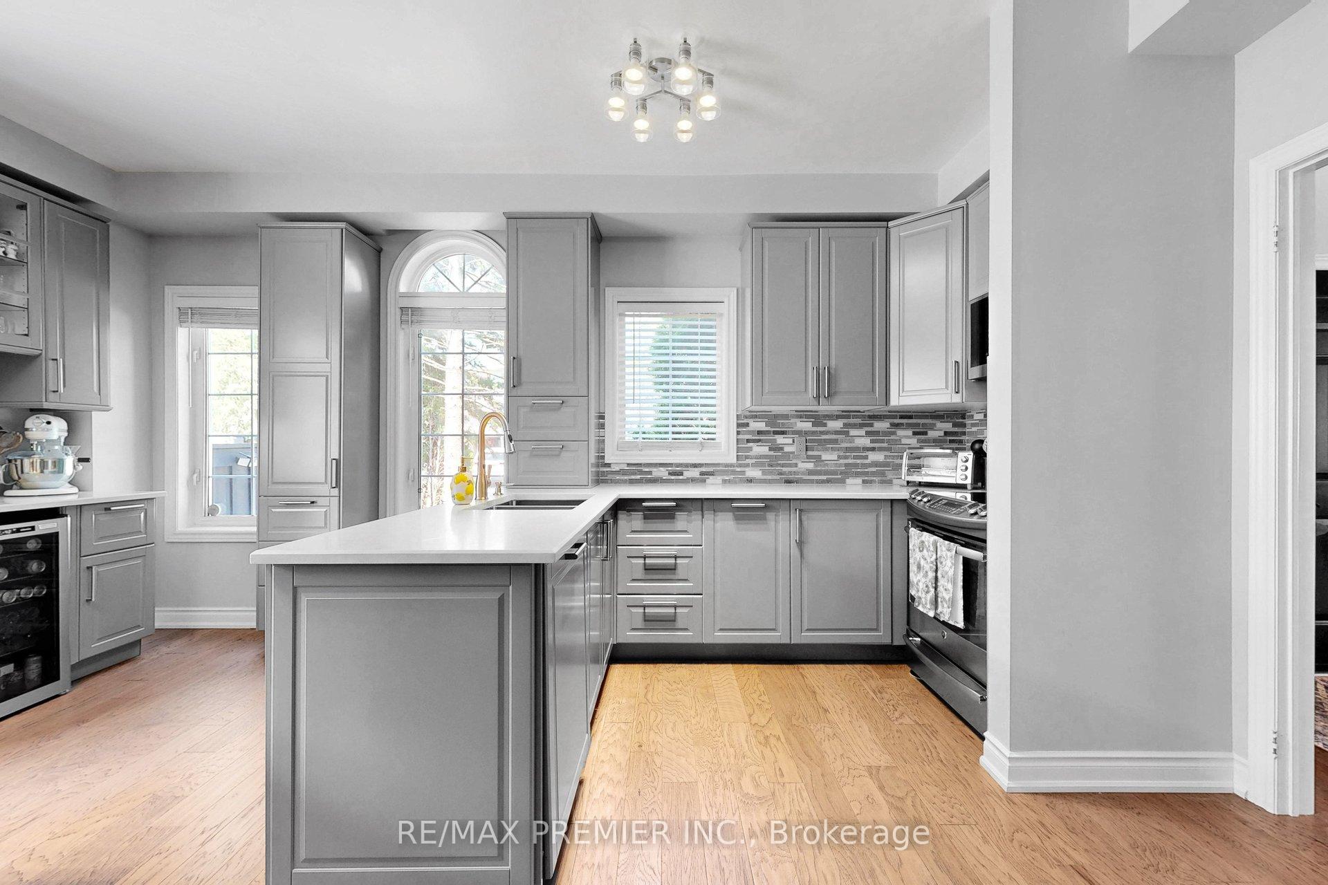 Photo 10 of 124 Kingsview Drive, Vaughan, Vellore Village — HOMEH