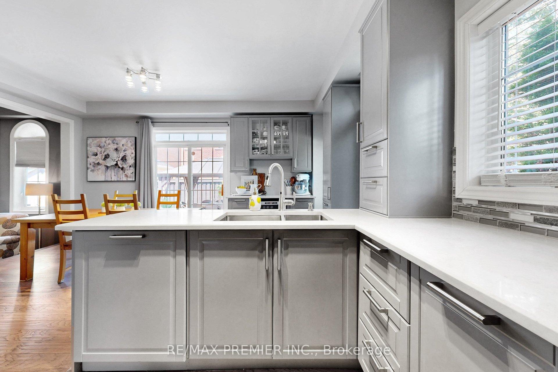 Photo 12 of 124 Kingsview Drive, Vaughan, Vellore Village — HOMEH