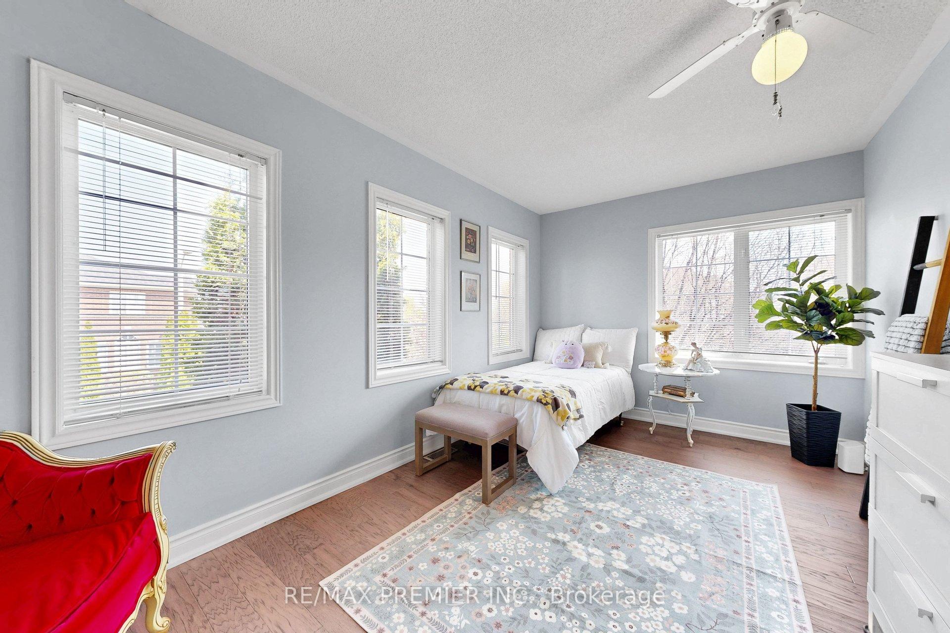Photo 16 of 124 Kingsview Drive, Vaughan, Vellore Village — HOMEH
