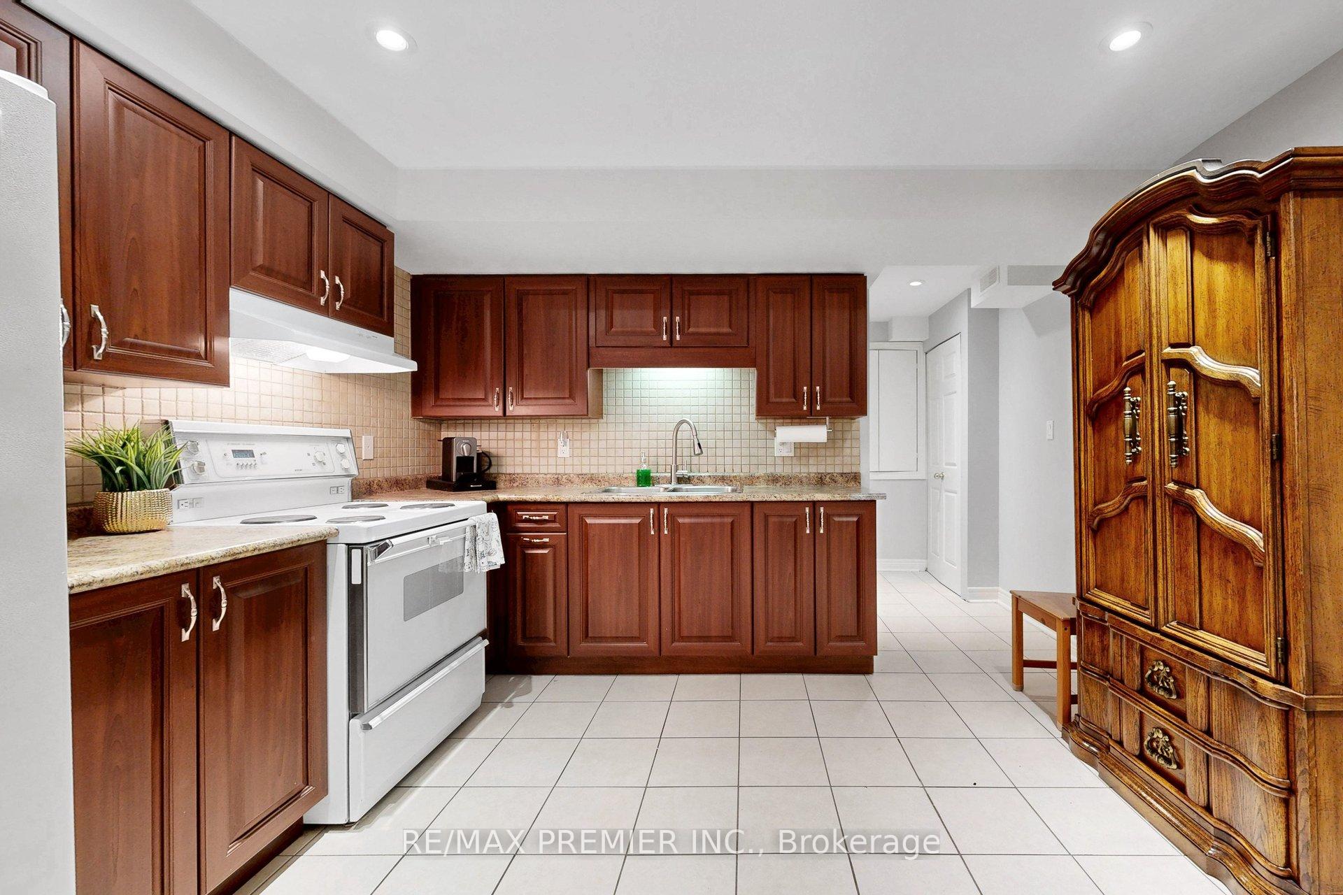 Photo 28 of 124 Kingsview Drive, Vaughan, Vellore Village — HOMEH