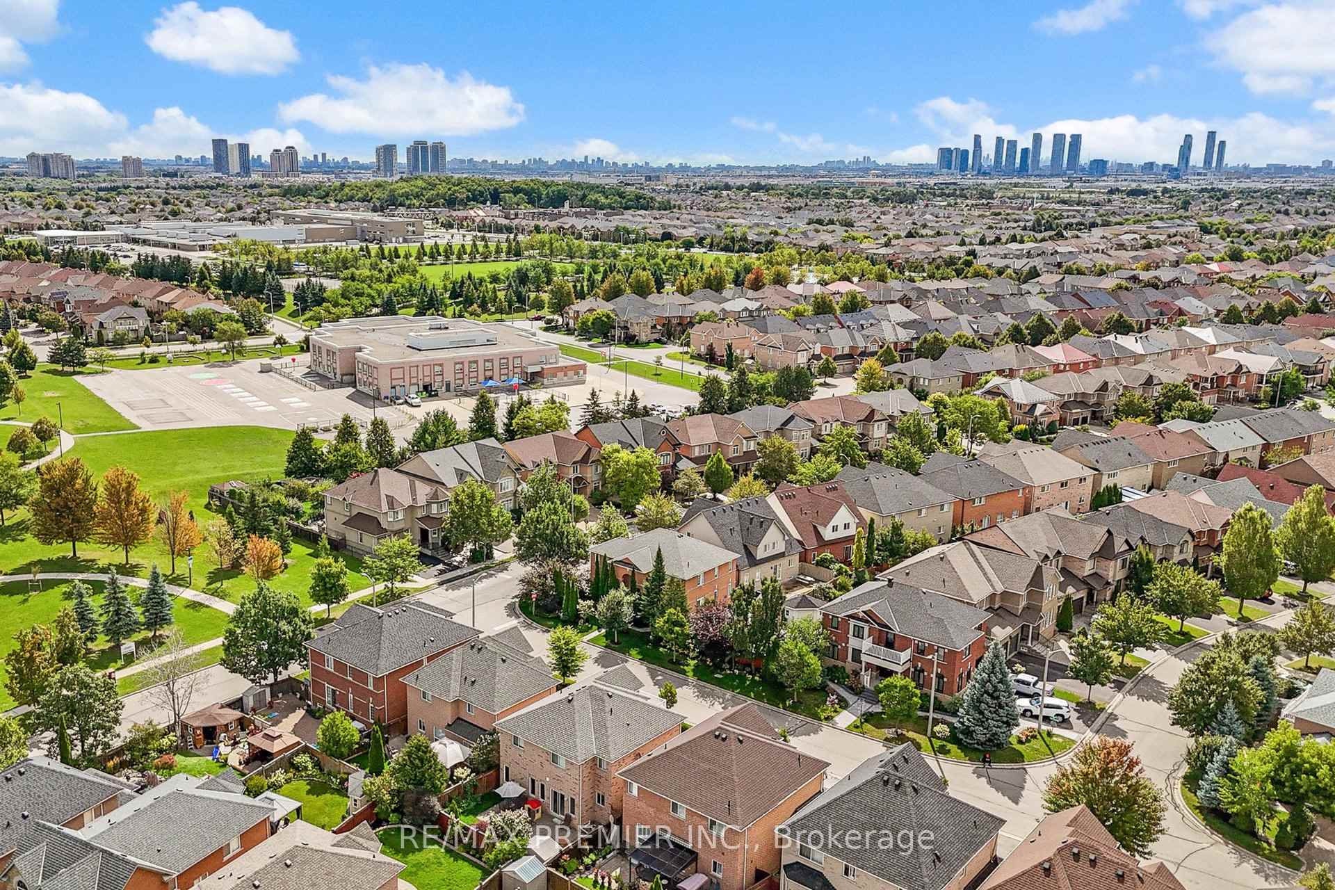 Photo 36 of 124 Kingsview Drive, Vaughan, Vellore Village — HOMEH