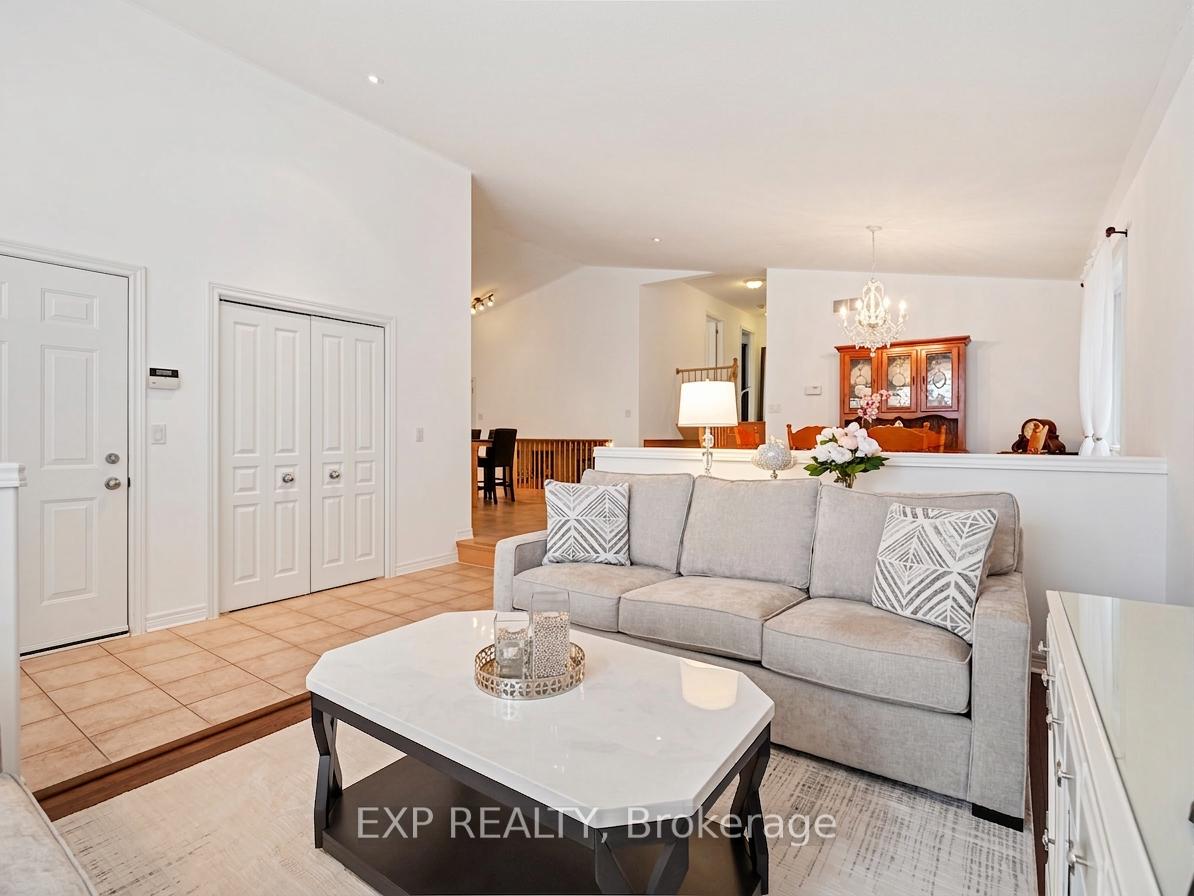 Photo 5 of 7090 Julie Drive, Niagara Falls, Forestview — HOMEH