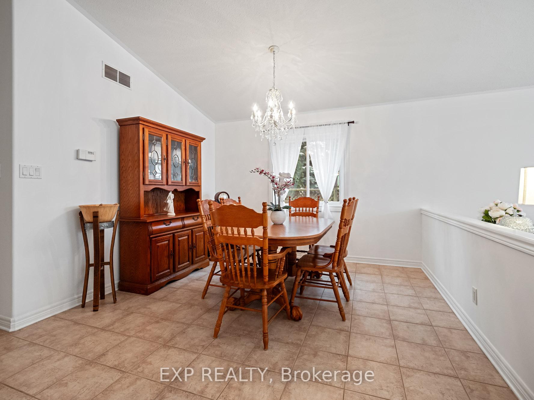 Photo 7 of 7090 Julie Drive, Niagara Falls, Forestview — HOMEH