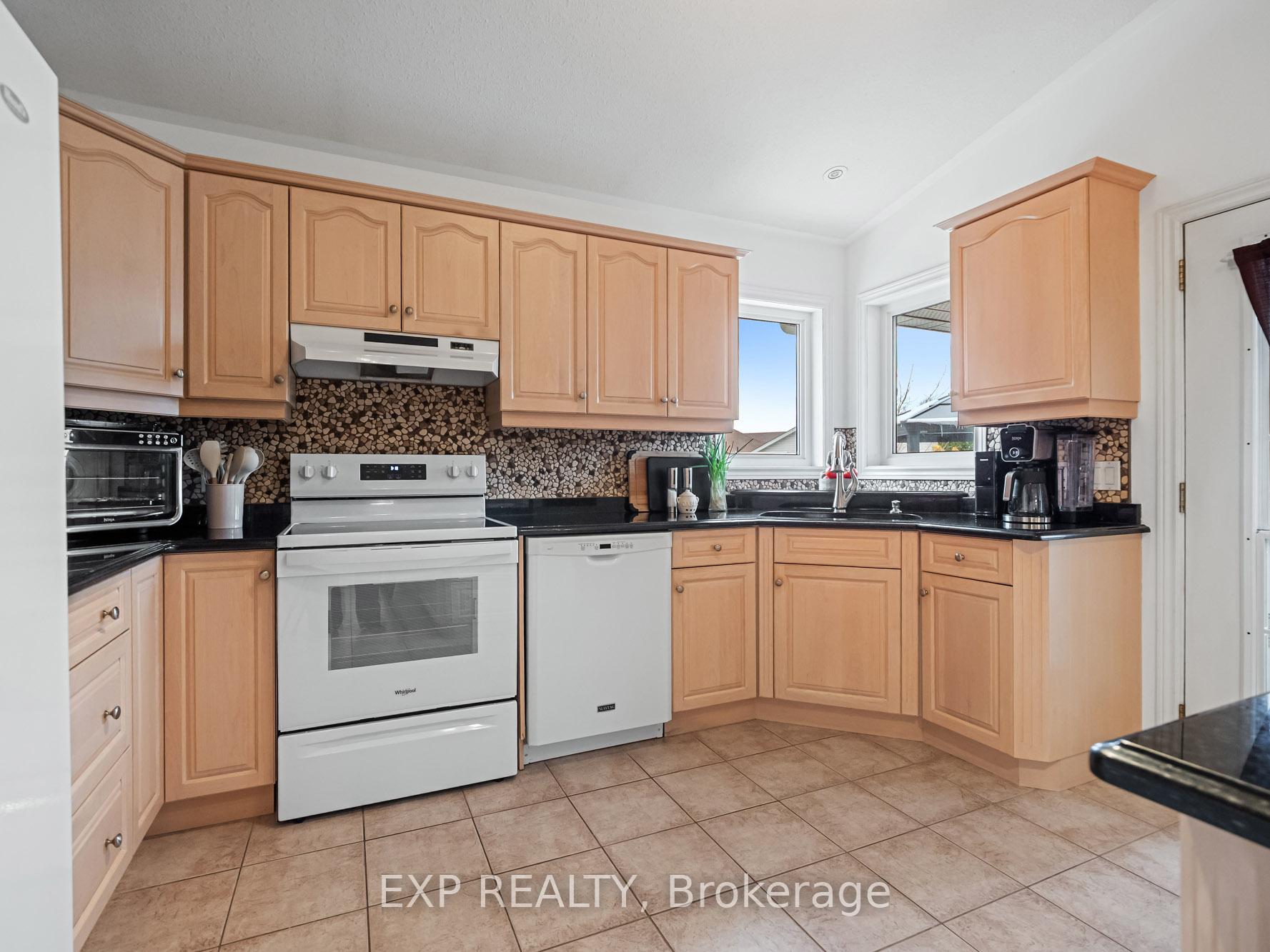 Photo 13 of 7090 Julie Drive, Niagara Falls, Forestview — HOMEH