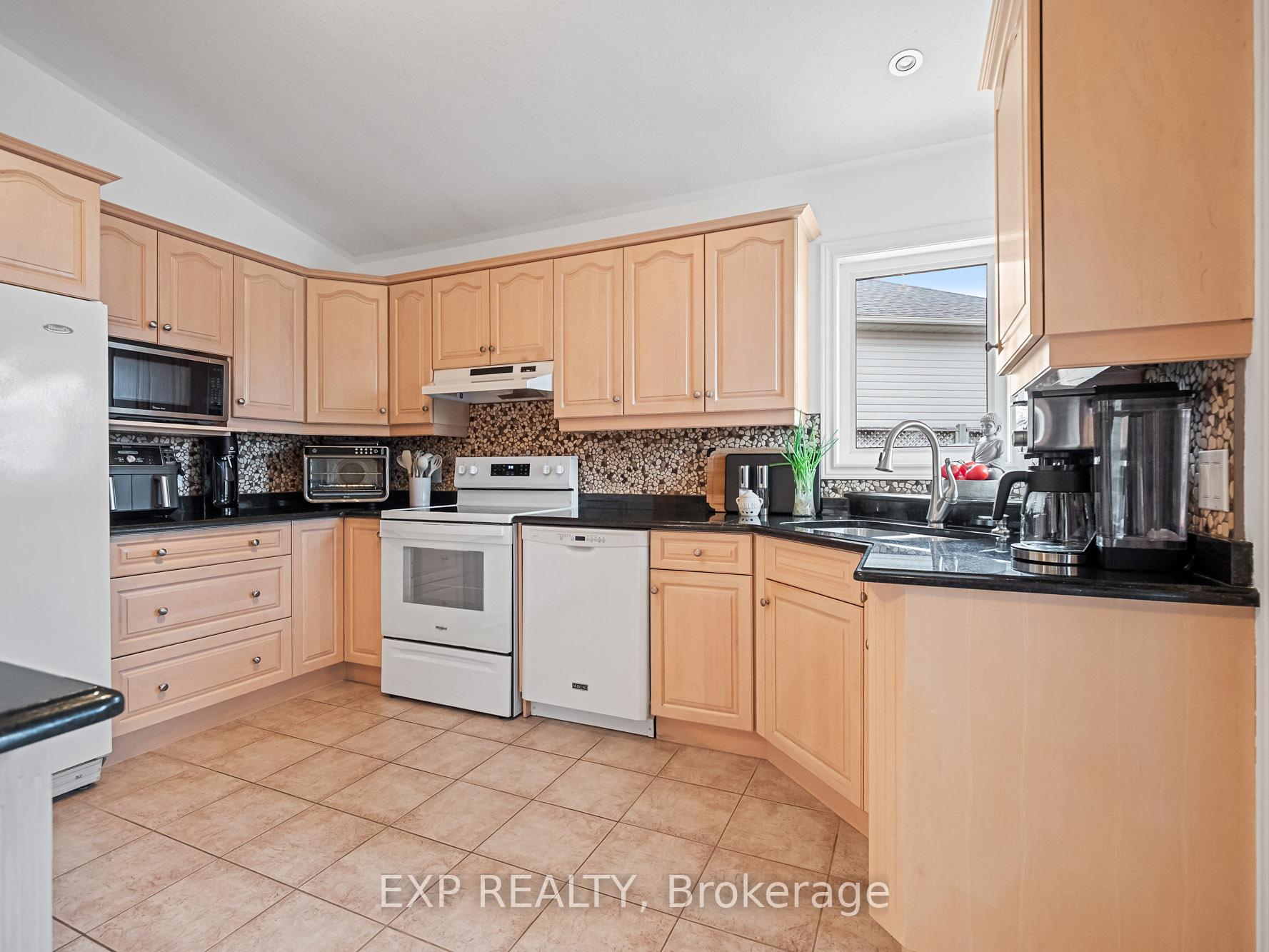 Photo 14 of 7090 Julie Drive, Niagara Falls, Forestview — HOMEH