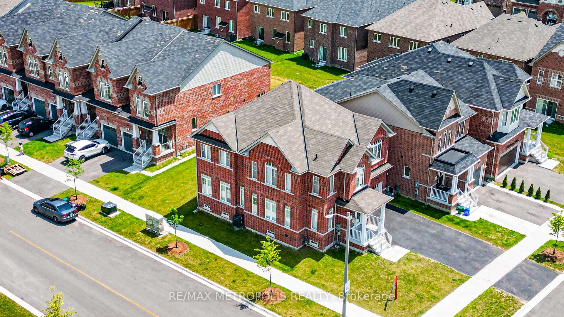 Photo 3 of 647 Fleetwood Drive, Oshawa, Eastdale — HOMEH