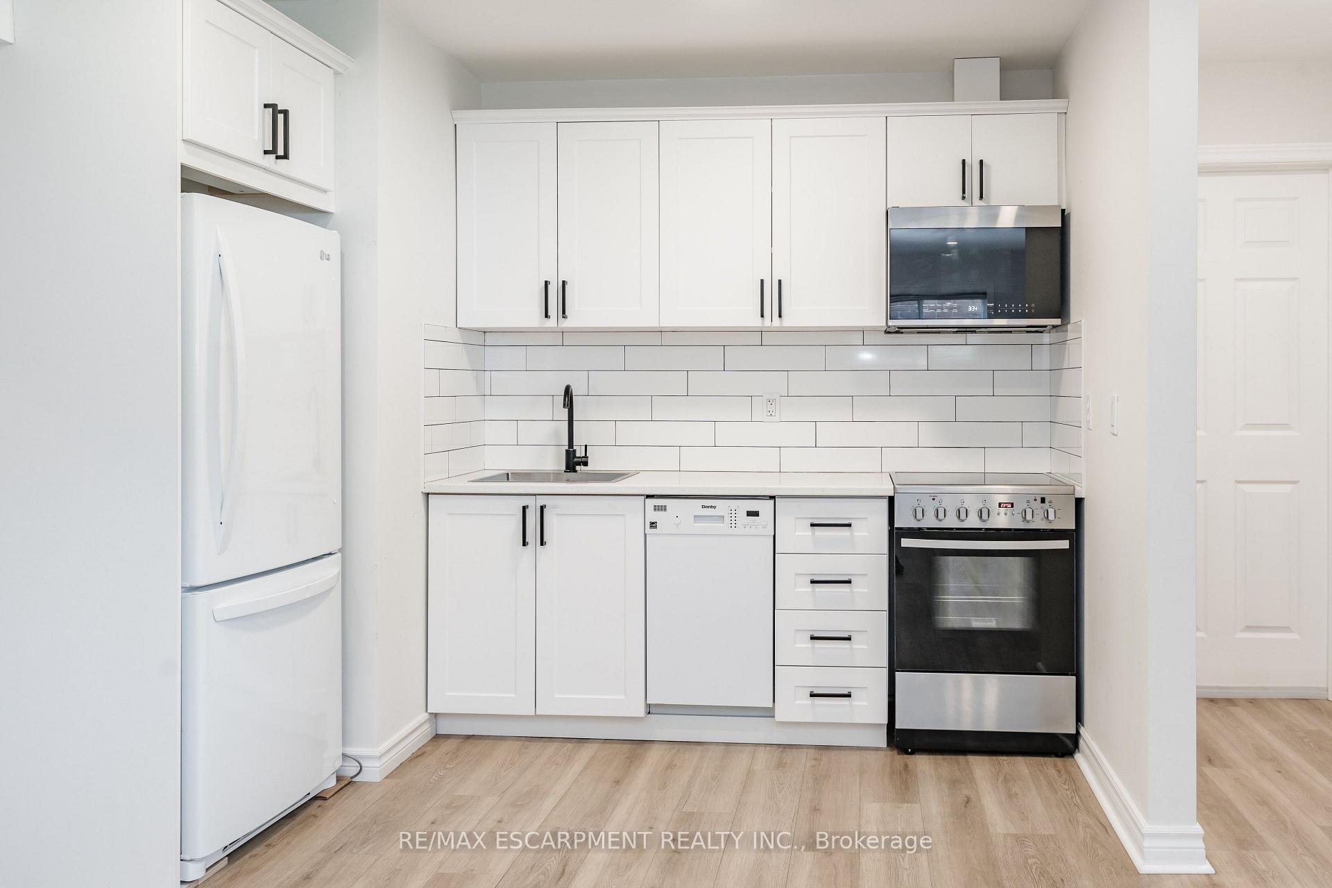 Photo 5 of Unit #Lower, 7669 Alpine Drive, Niagara Falls, Ascot — HOMEH