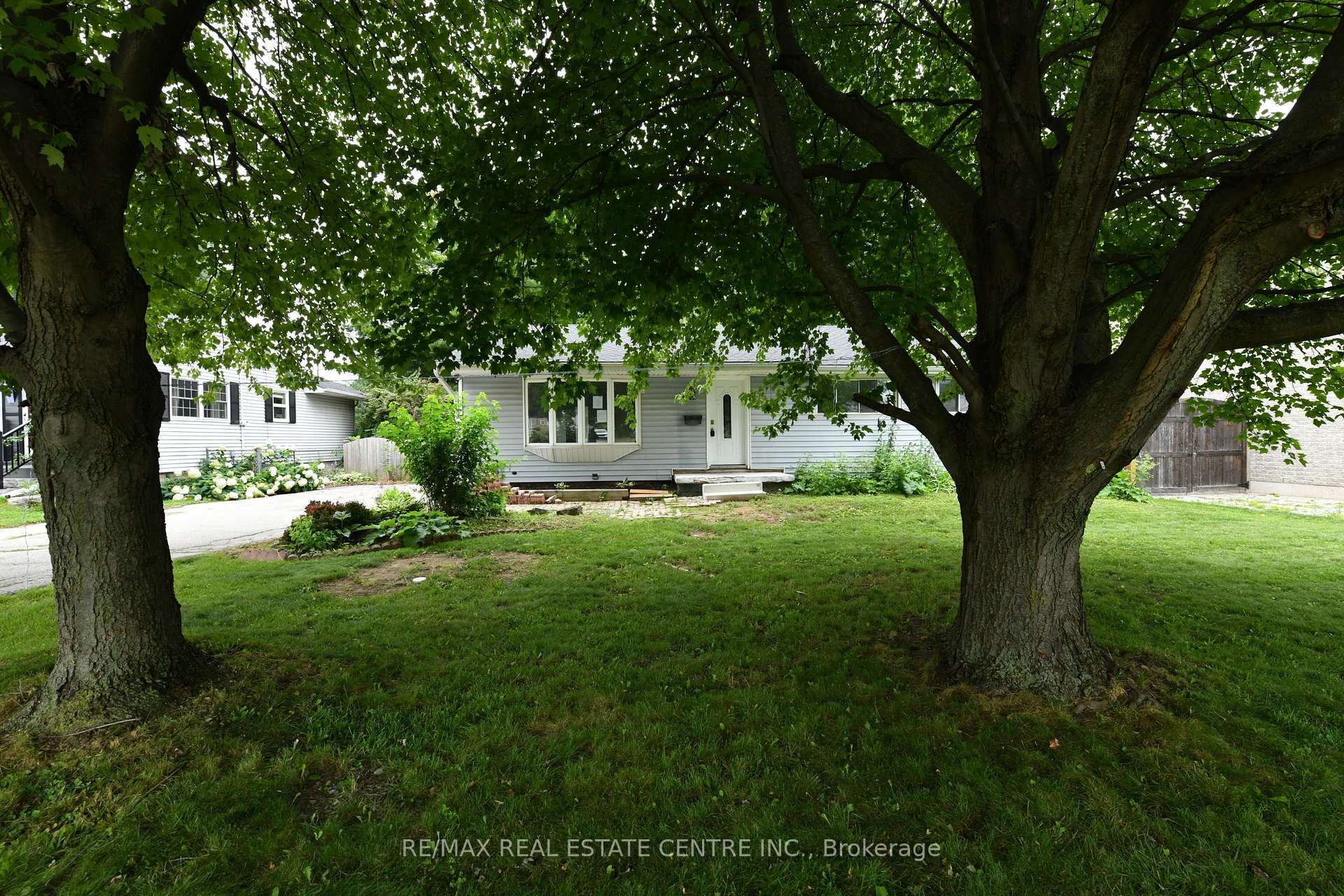 Photo 1 of 15 Miller Drive, Hamilton, Ancaster — HOMEH