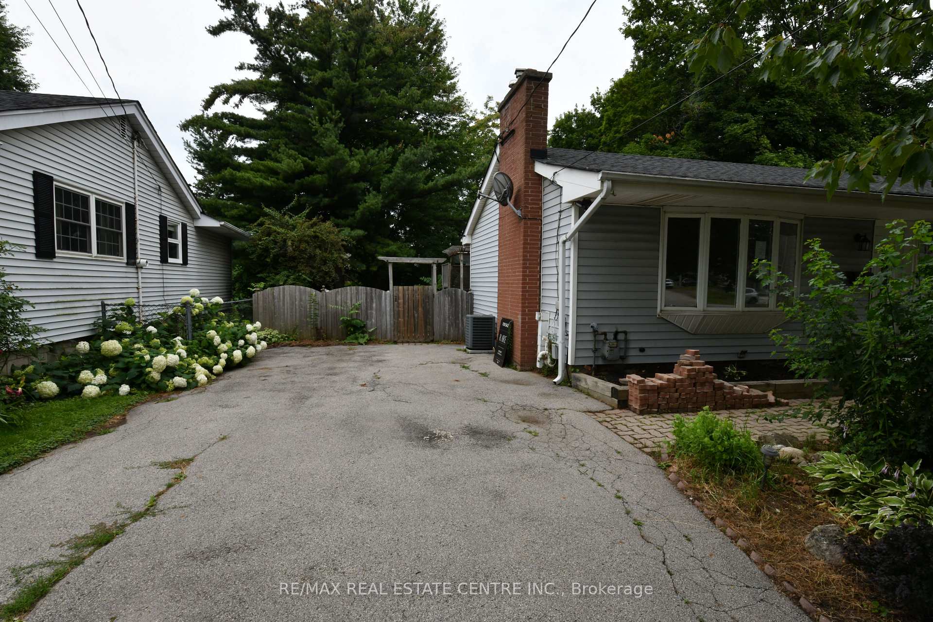 Photo 3 of 15 Miller Drive, Hamilton, Ancaster — HOMEH